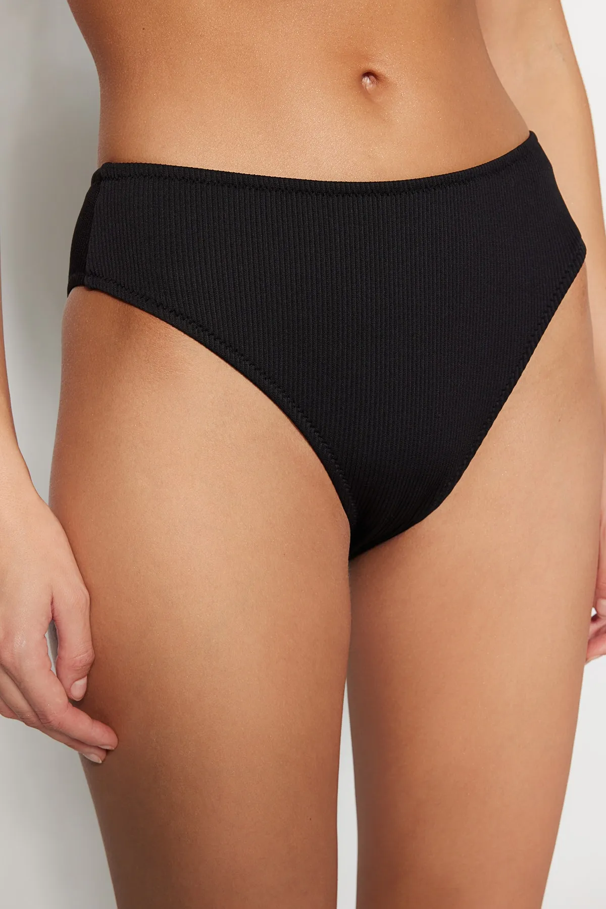 Trendyol Collection  Schwarze strukturierte Bikinihose mit hoher Taille und regulärer Passform TBESS23BA00128