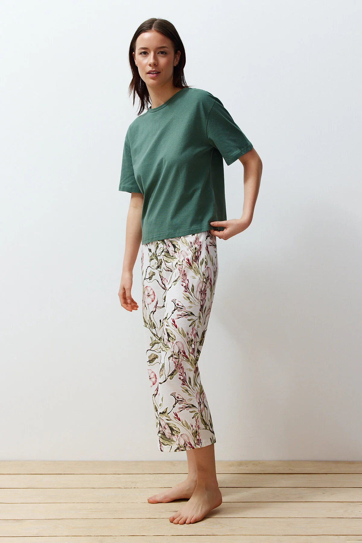 Trendyol Collection  Grünes Capri-Strick-Pyjama-Set aus 100 % Baumwolle mit Blumenmuster THMSS24PT00216