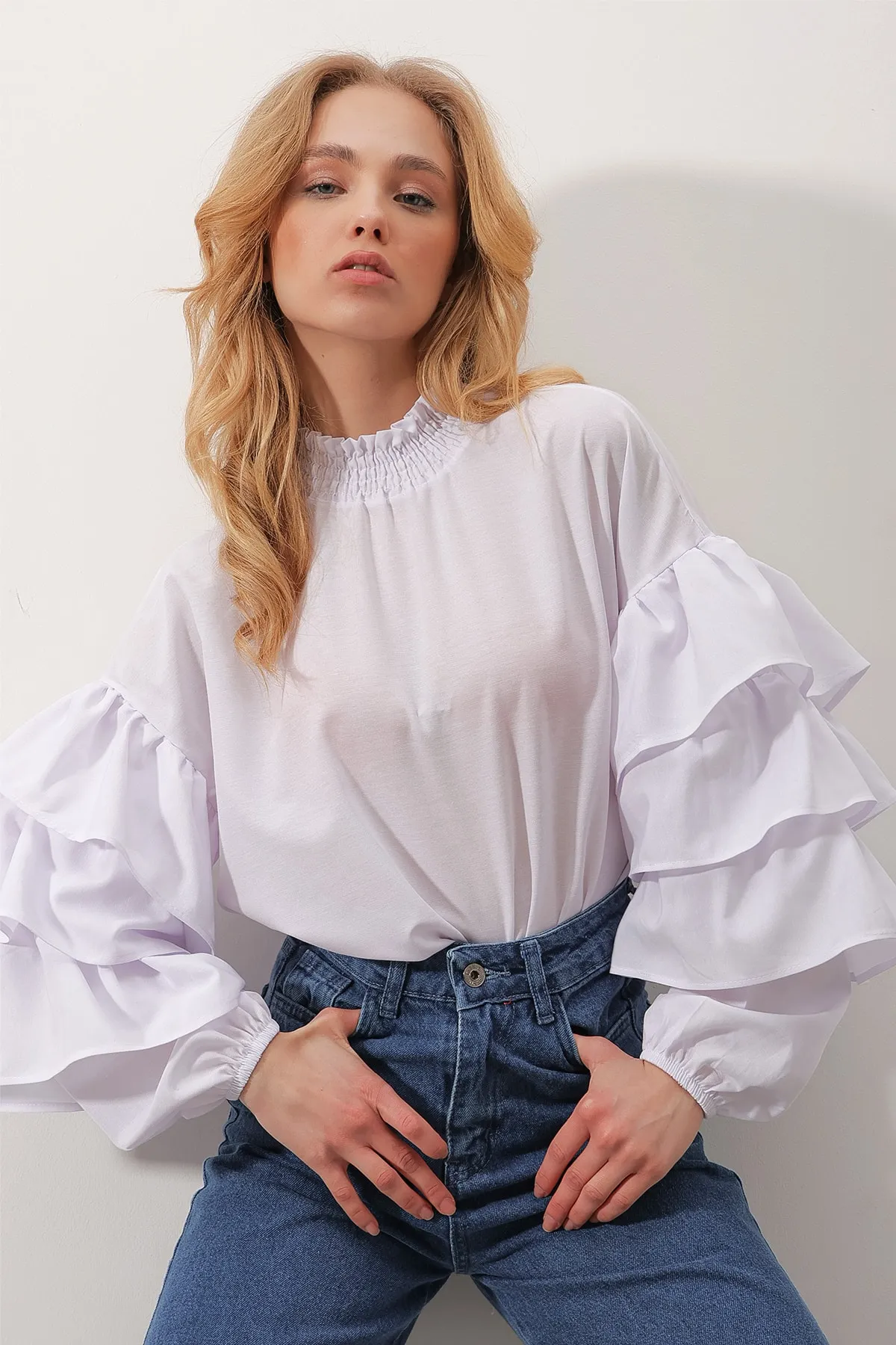 Trend Alaçatı Stili  Weiße Damenbluse aus Webstoff mit Rollkragen und Volants ALC-X9762