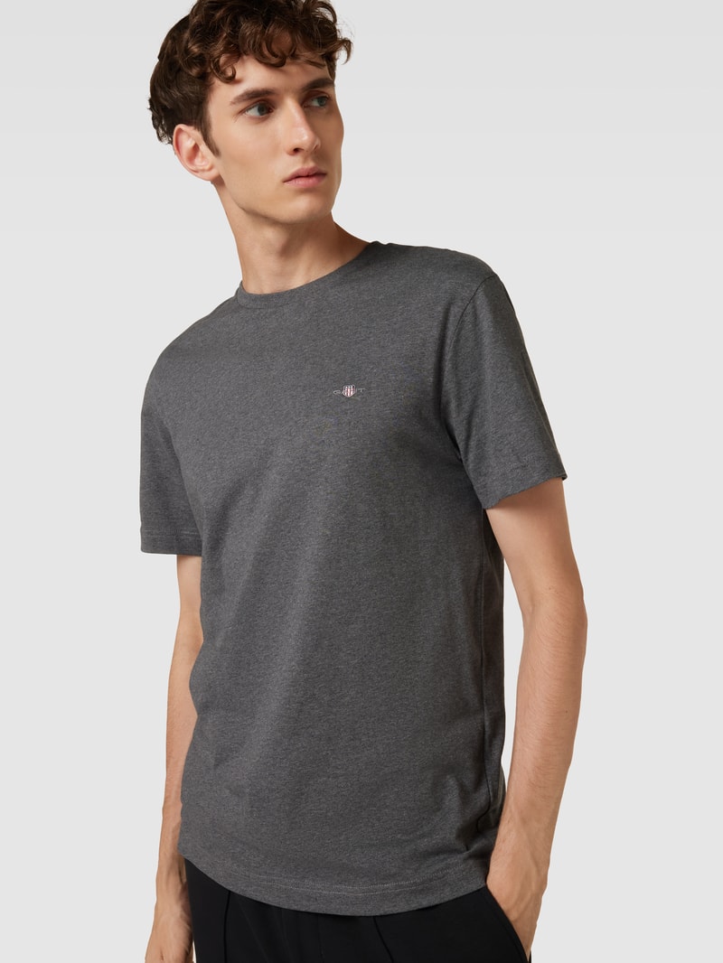 T-Shirt aus Baumwolle mit Label-Detail in anthrazit meliert