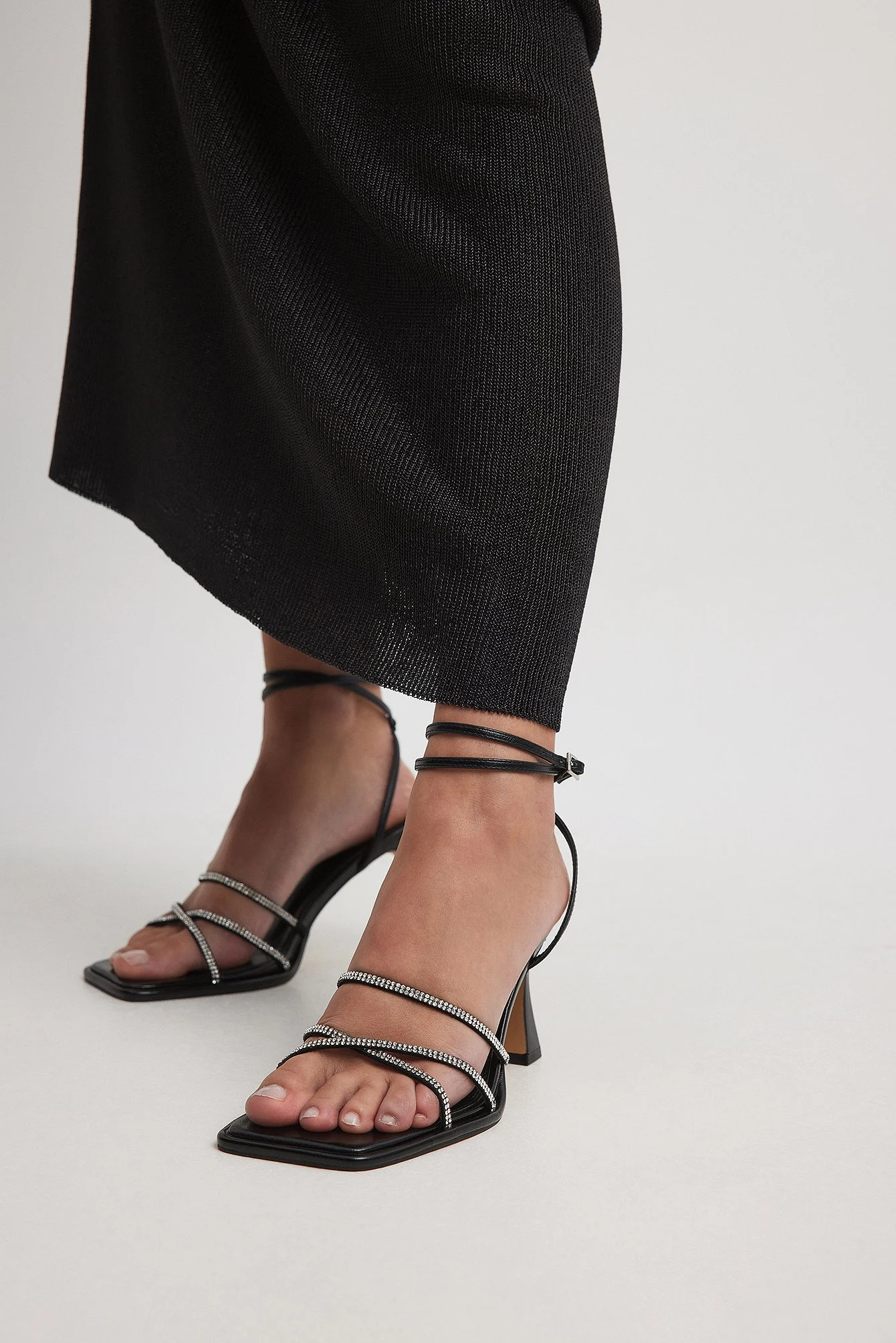 Strassbesetzte Stöckelschuhe mit quadratischer Spitze