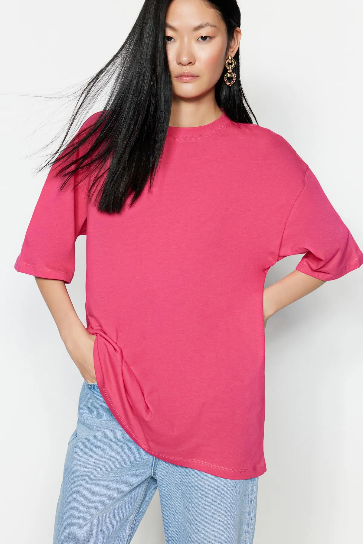 Trendyol Collection  Fuchsiafarbenes Premium-Strick-T-Shirt aus 100 % Baumwolle in Übergröße/weiter Passform mit Rundhalsausschnitt TWOSS23TS00040