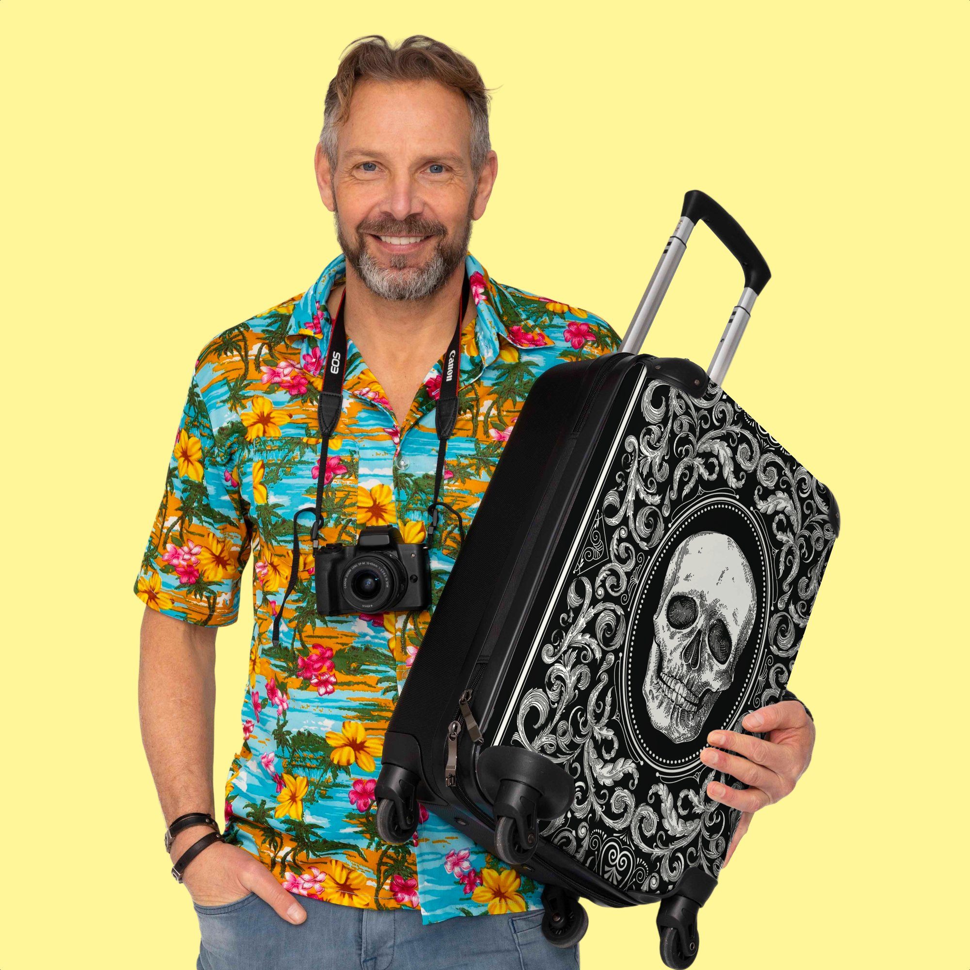 NoBoringSuitcases.com© Handgepäckkoffer 55x35x20cm Spielkarte - Totenkopf - Design - Schwarz und weiß - Männer, 4 Rollen, Handgepäck Trolley Rollkoffer Kleine Reisekoffer mit 4 Rollen - Cabin