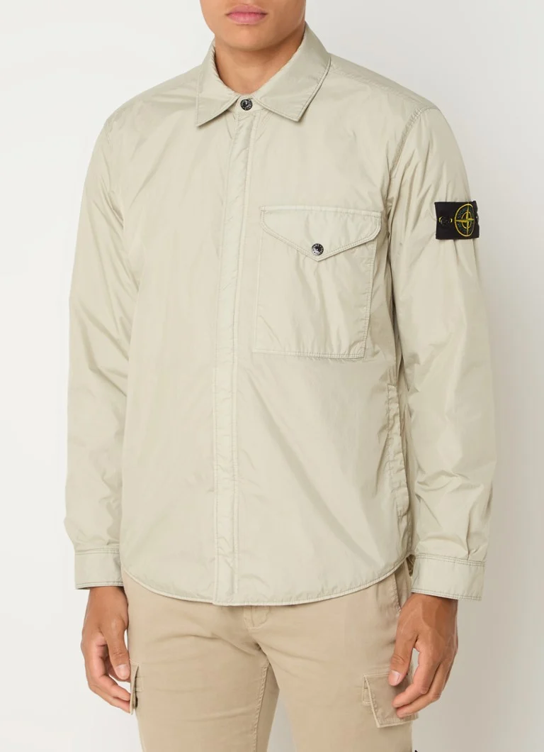 Jachetă matlasată Stone Island Q0123 cu buzunare laterale și logo.