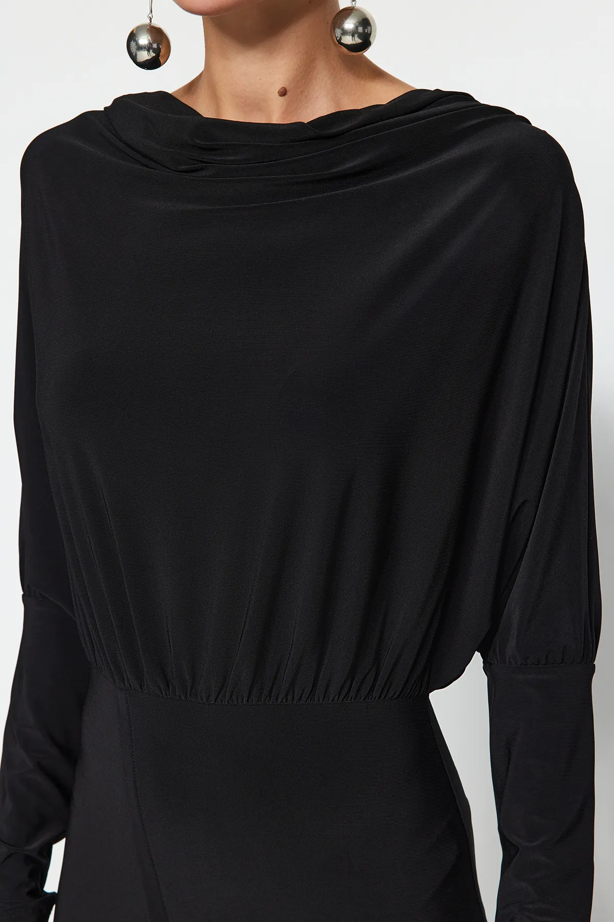 Trendyol Collection  Schwarzes flexibles Midi-Strickkleid in A-Linie/A-Linien-Form mit U-Ausschnitt und Schlitz TWOAW24EL00822