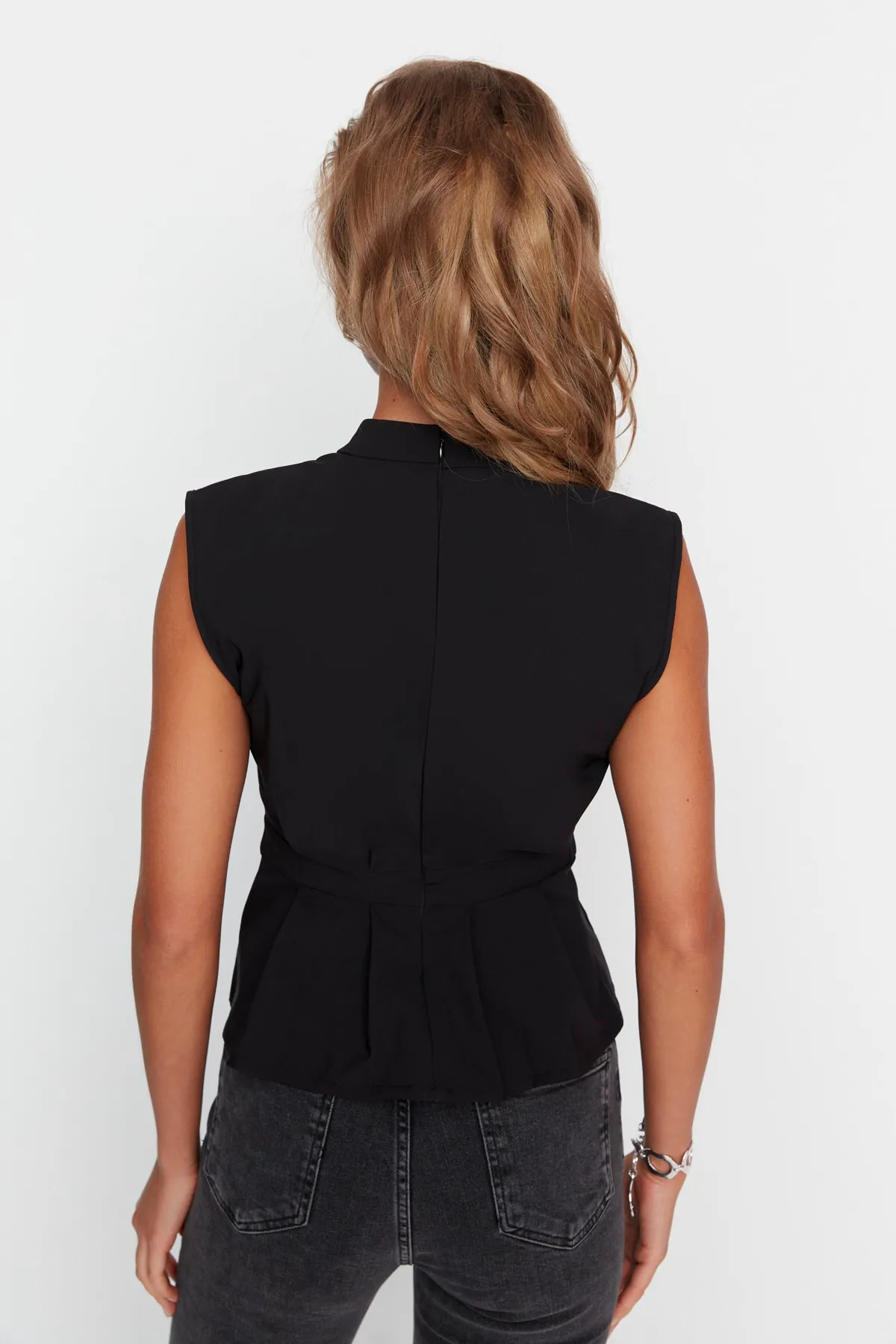 Trendyol Collection  Schwarze ärmellose Webbluse mit Rundhalsausschnitt TWOAW23BZ00559
