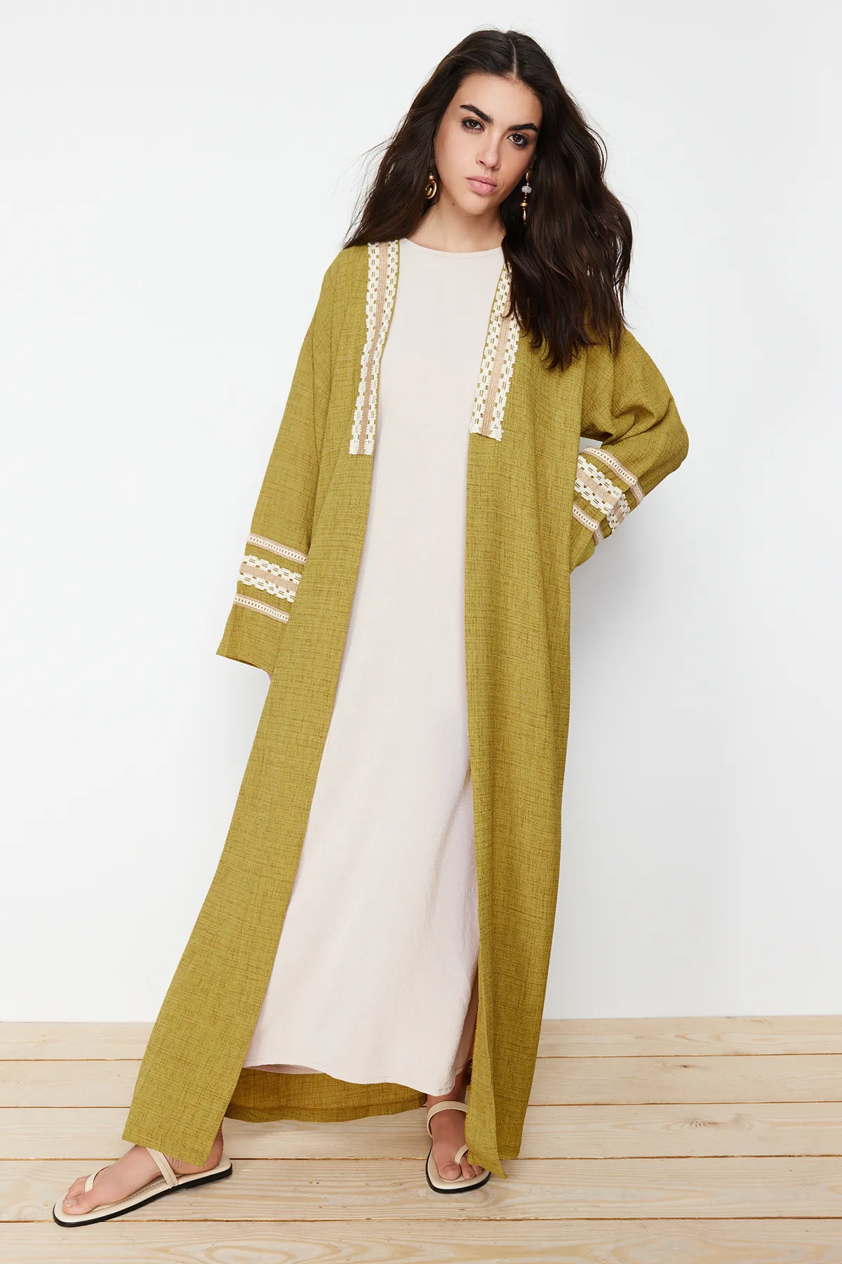 Trendyol Modest  Langer, gewebter Kimono, Kaftan und Abaya mit Ölgrün-Stickerei und detaillierten Details TCTSS24KF00006
