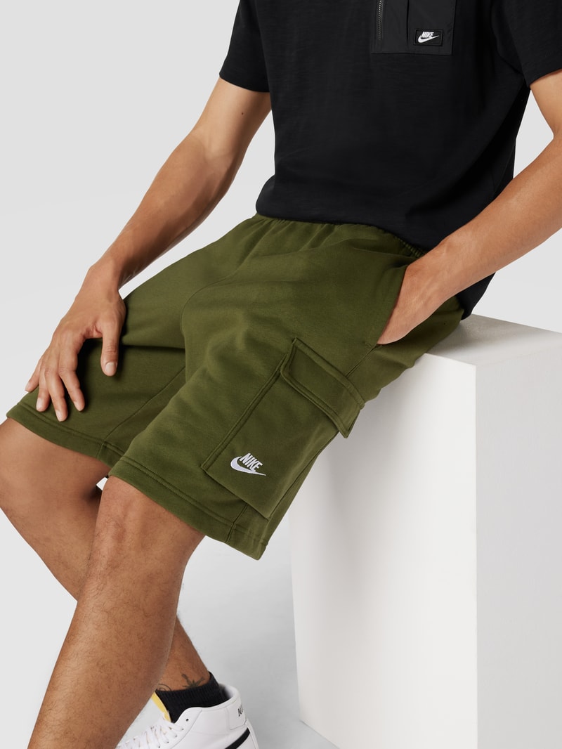 Sweatshorts mit Label-Stitching in olivgrün