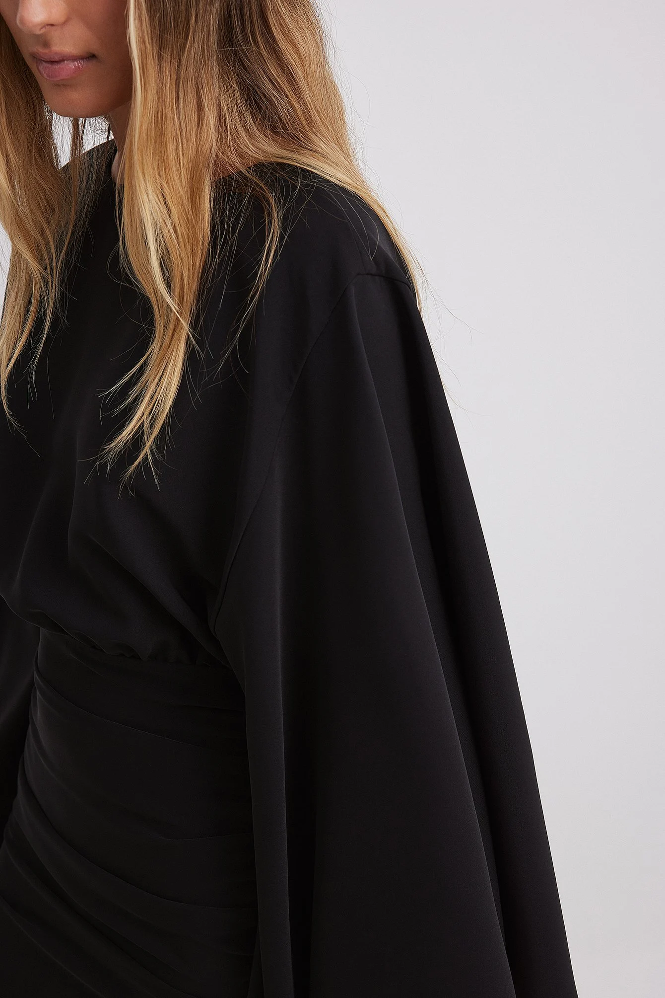 Drapiertes Minikleid mit weiten Ärmeln