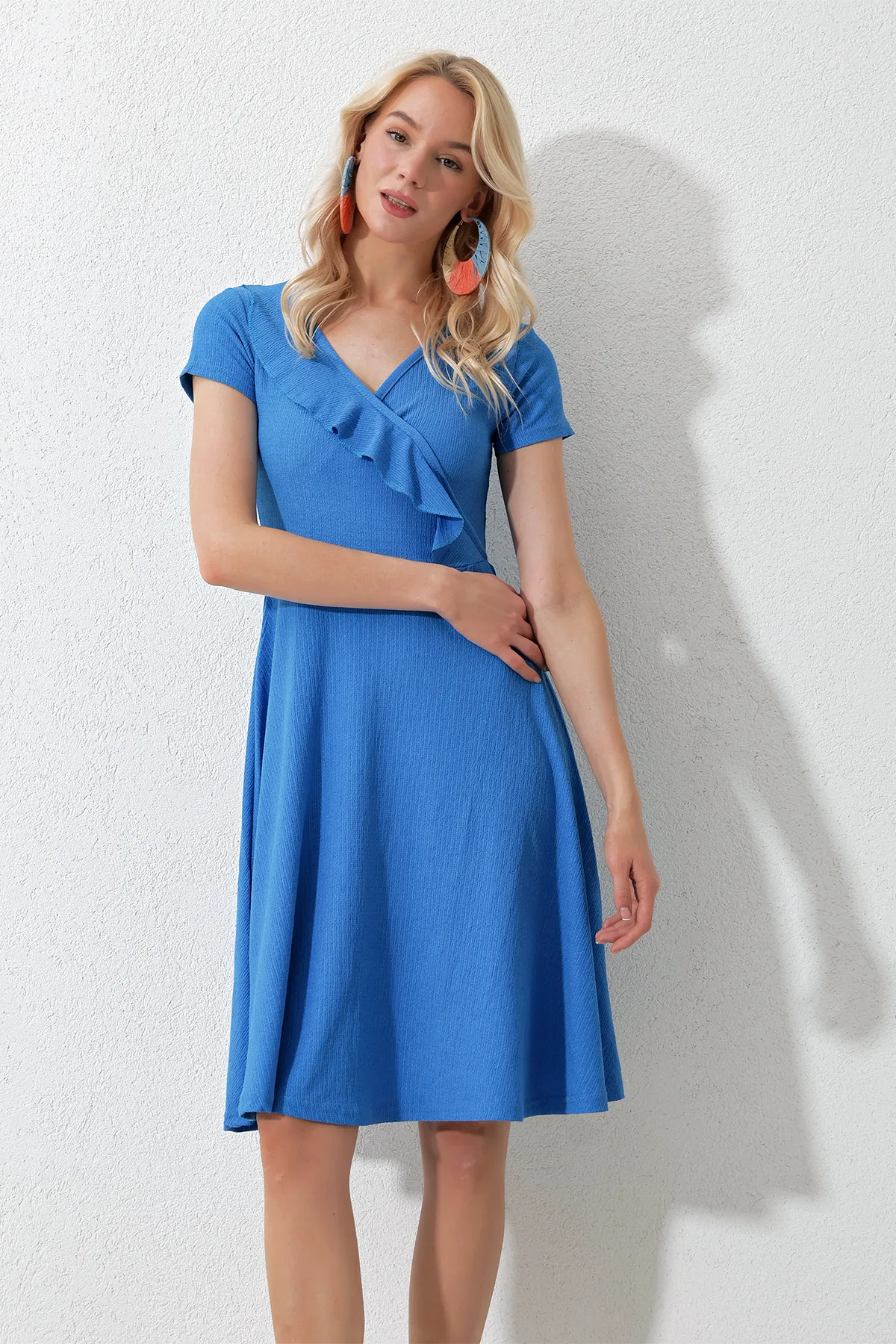 Trend Alaçatı Stili  Blaues Midiboy-Strickkleid mit V-Ausschnitt und Rüschenkragen für Damen ALC-X11774