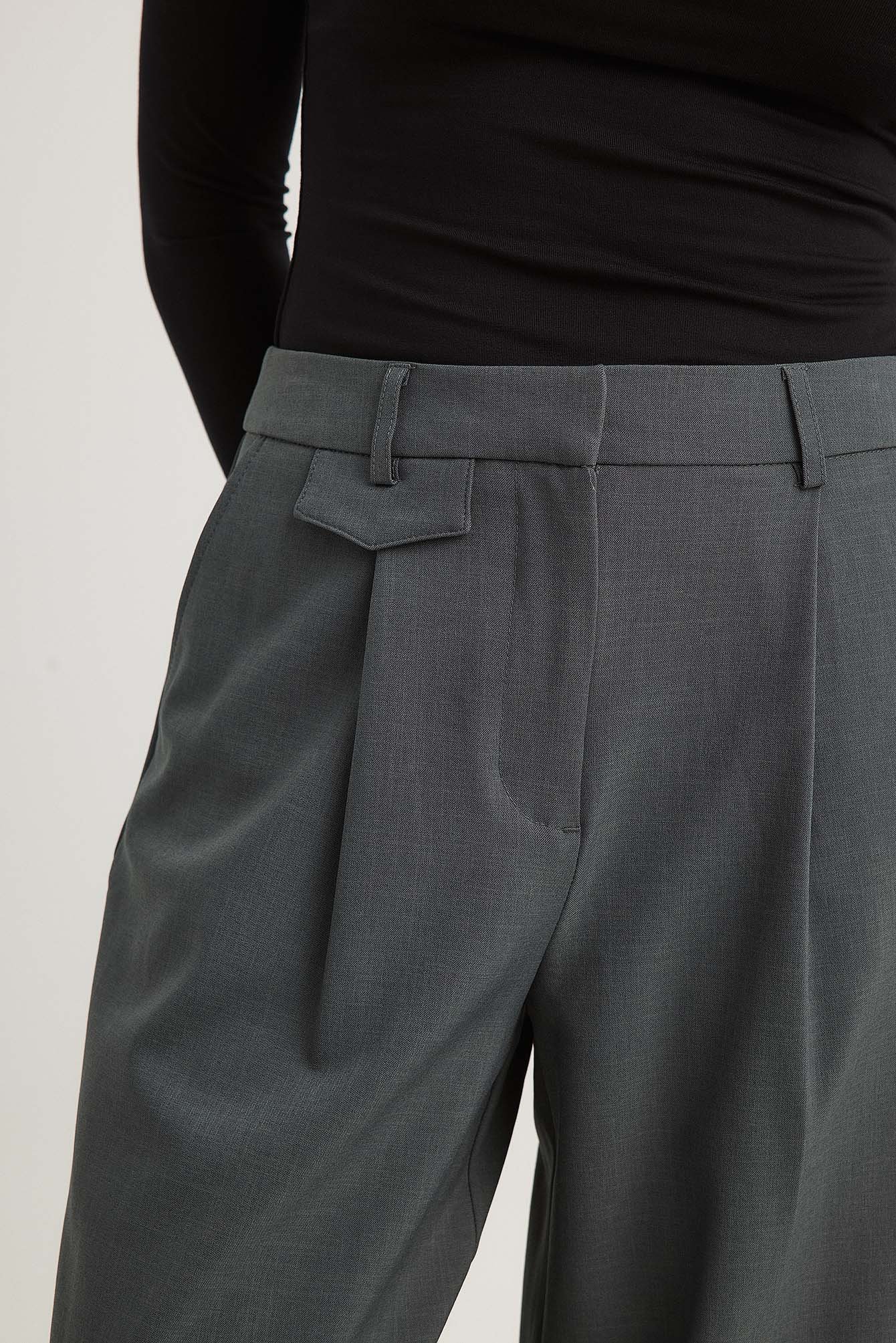 Anzughose mit mittlerer Taille und Fronttaschen