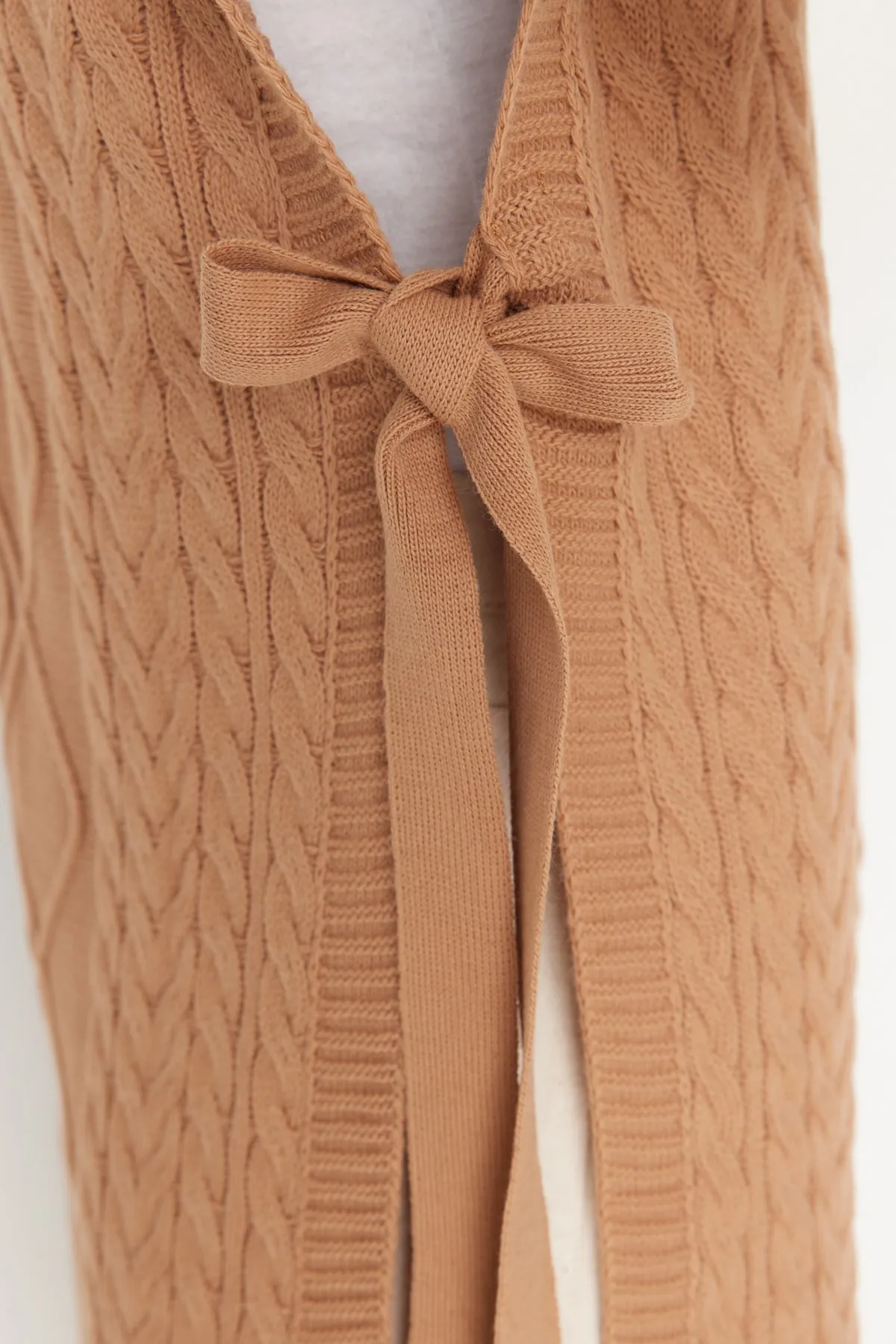Trendyol Modest  Nerzfarbener, geflochtener Strickpullover mit Taillenband TCTAW22UV0018