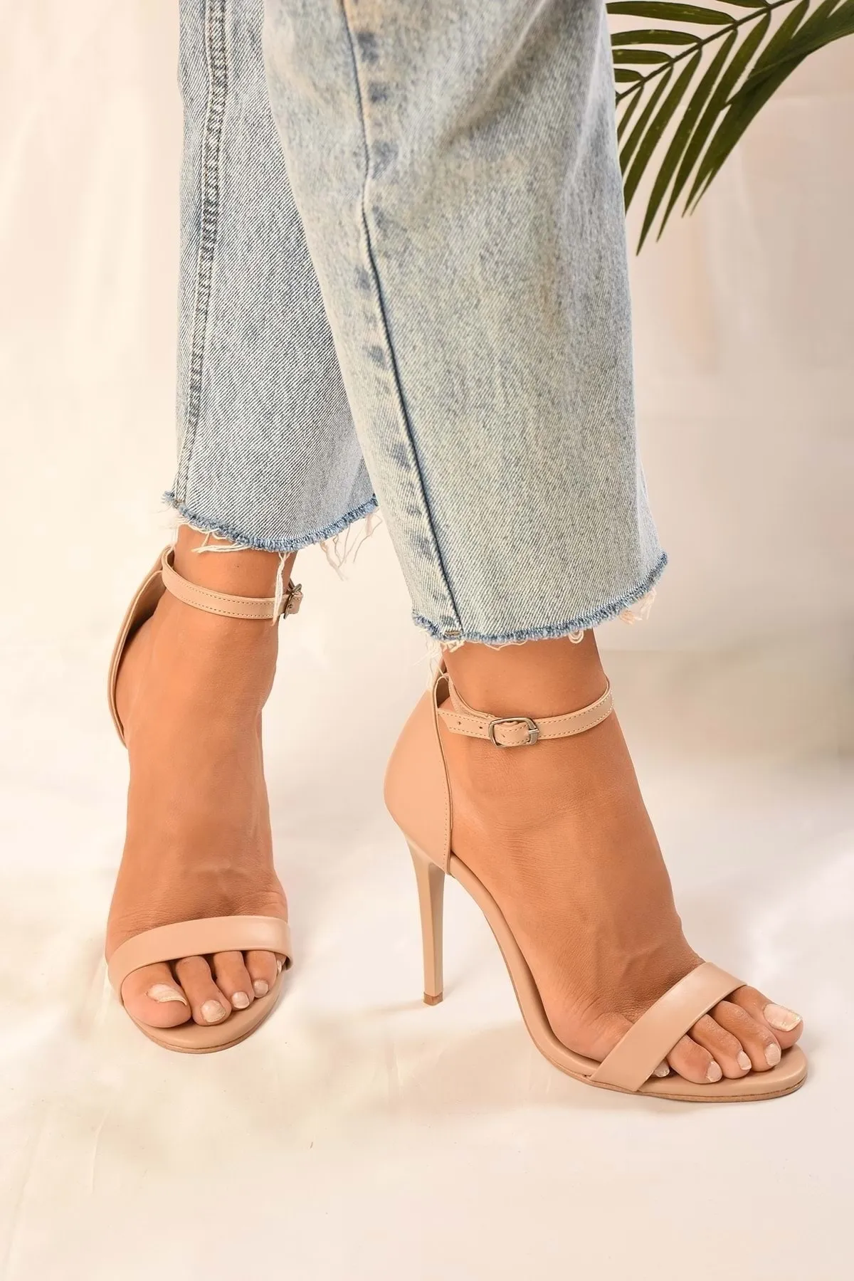 Shoeberry  Damen-Schuhe Midia mit einzelnem Riemen und Absatz aus Haut