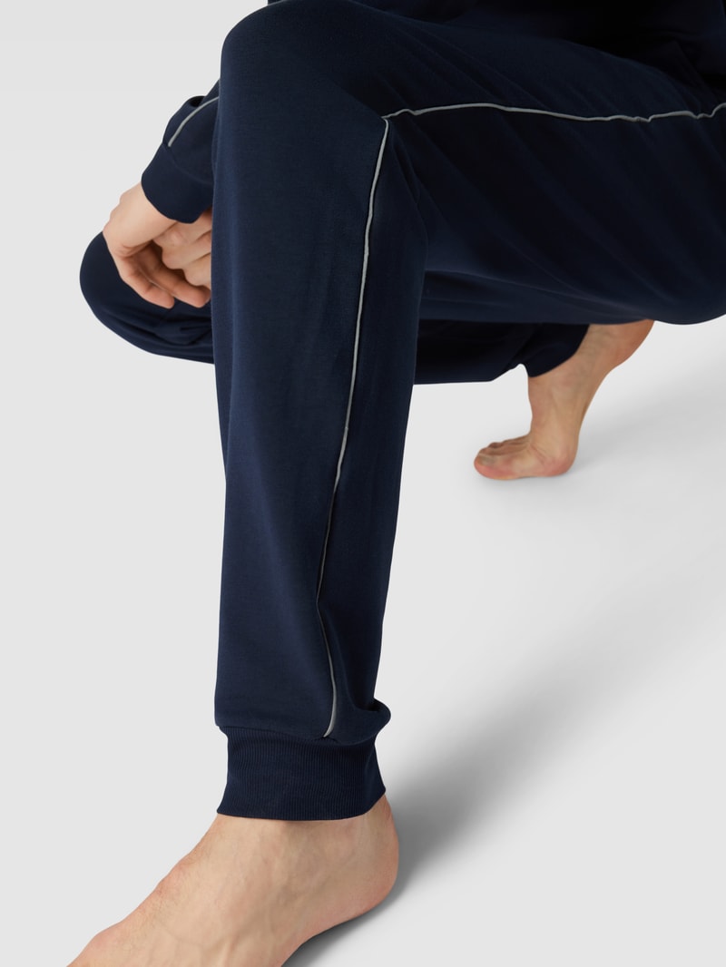 Sweatpants mit Kontrastpaspeln in dunkelblau