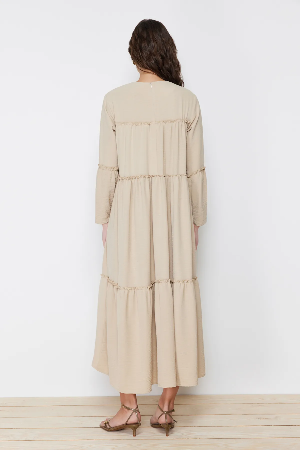 Trendyol Modest  Beigefarbenes Webkleid mit Paspelierung und detailliertem Muster TCTSS24EB00089
