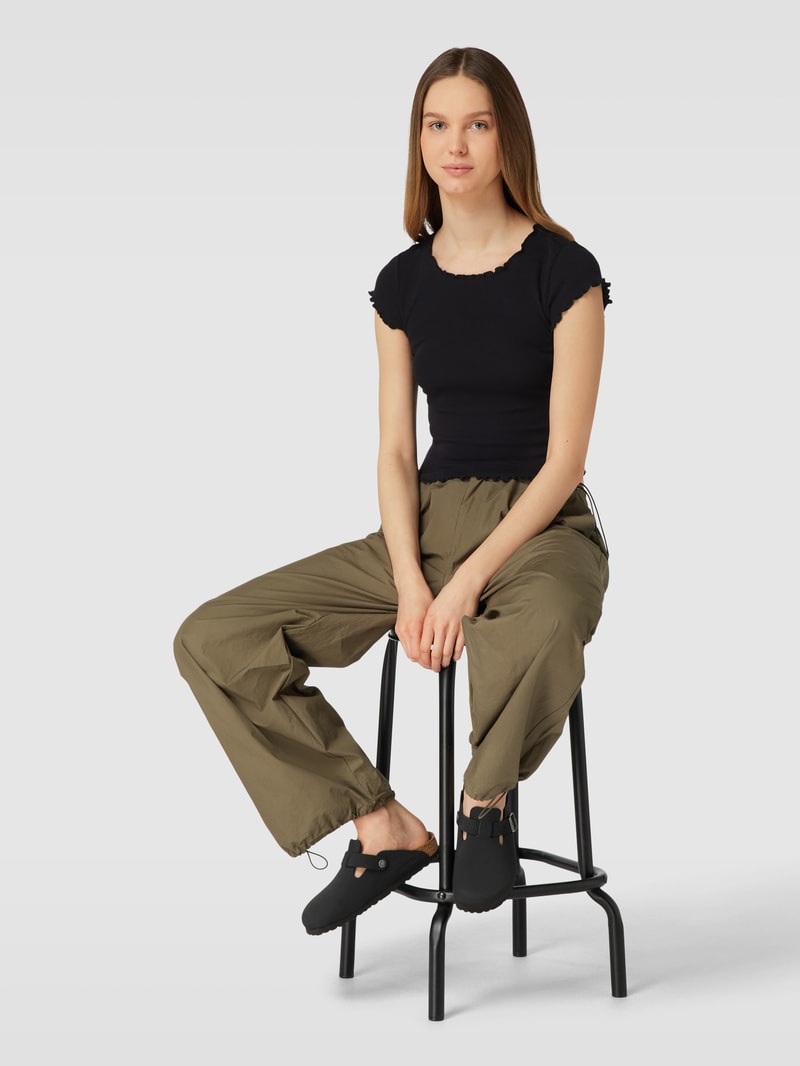 T-Shirt mit Muschelsaum in schwarz