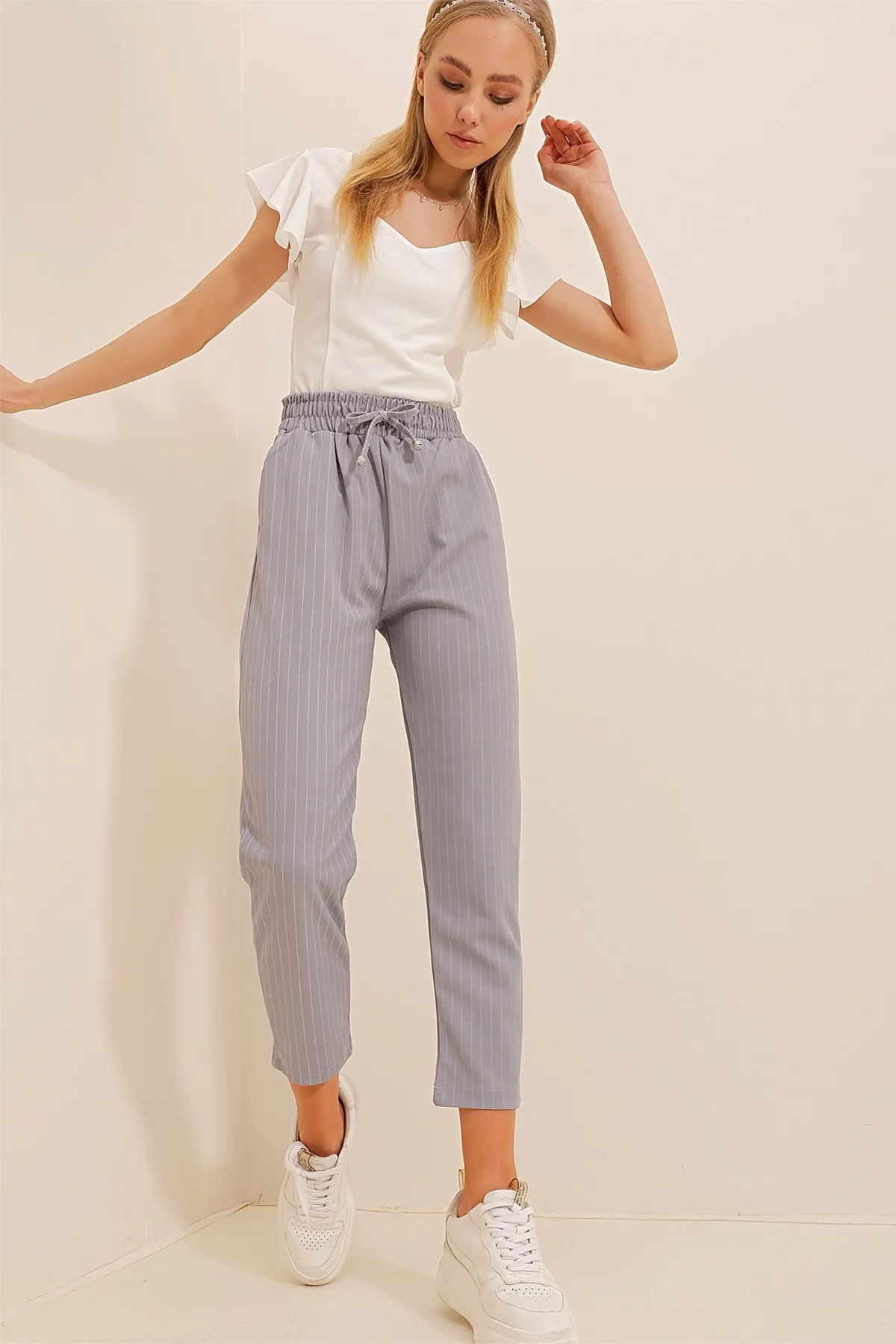 Trend Alaçatı Stili  Graue Damenhose mit hoher Taille und doppelter Tasche, gestreift, entspannter Schnitt, ALC-X10430
