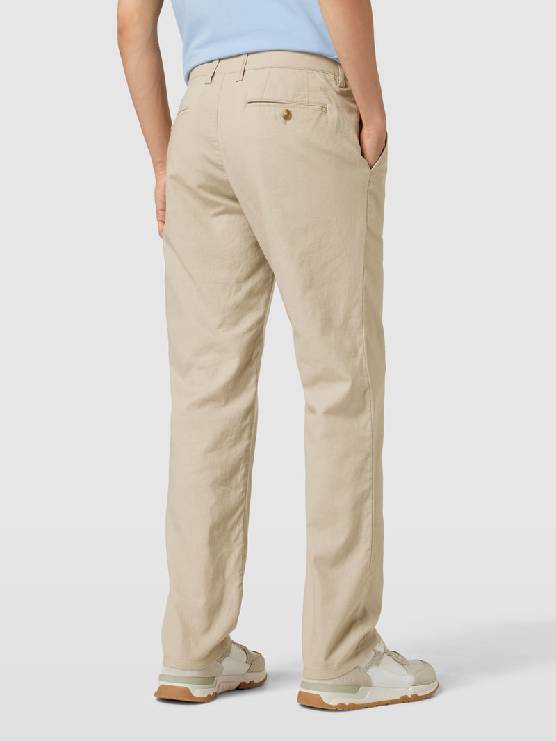 Chino mit französischen Eingrifftaschen in sand