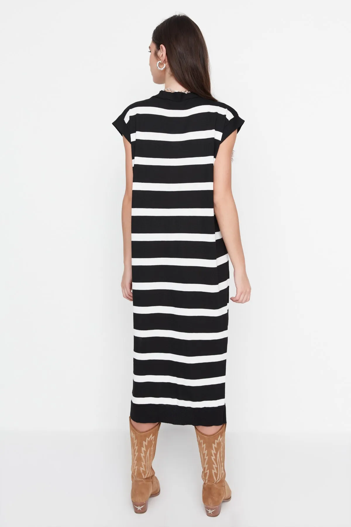 Trendyol Collection  Übergroßes, ecrufarbenes, gestreiftes Midi-Strickkleid - TWOSS22EL1076
