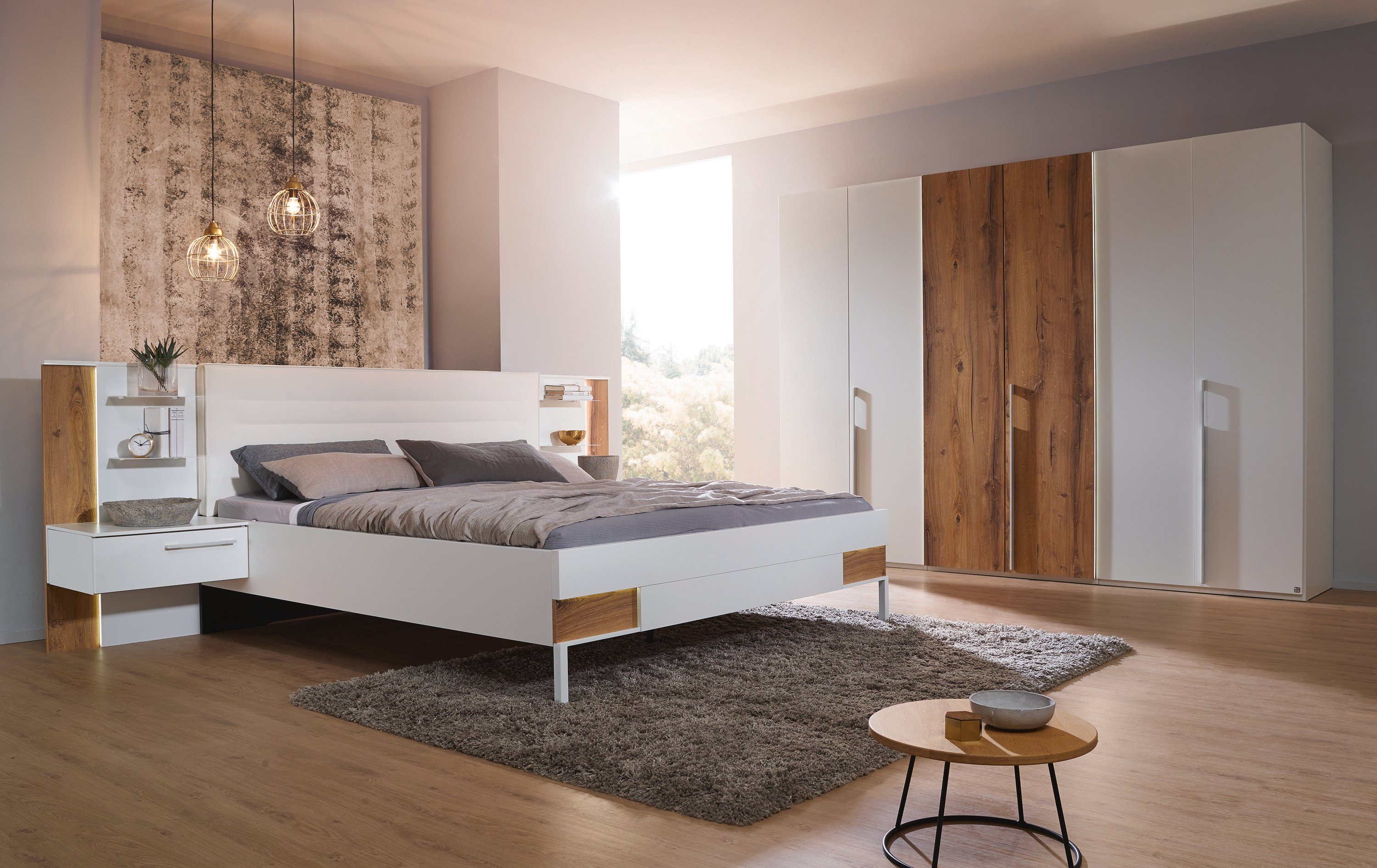 rauch Schlafzimmer-Set Valetta, Schrank, Bett, 2 Nachttische und 2 Paneele, optional mit Beleuchtung