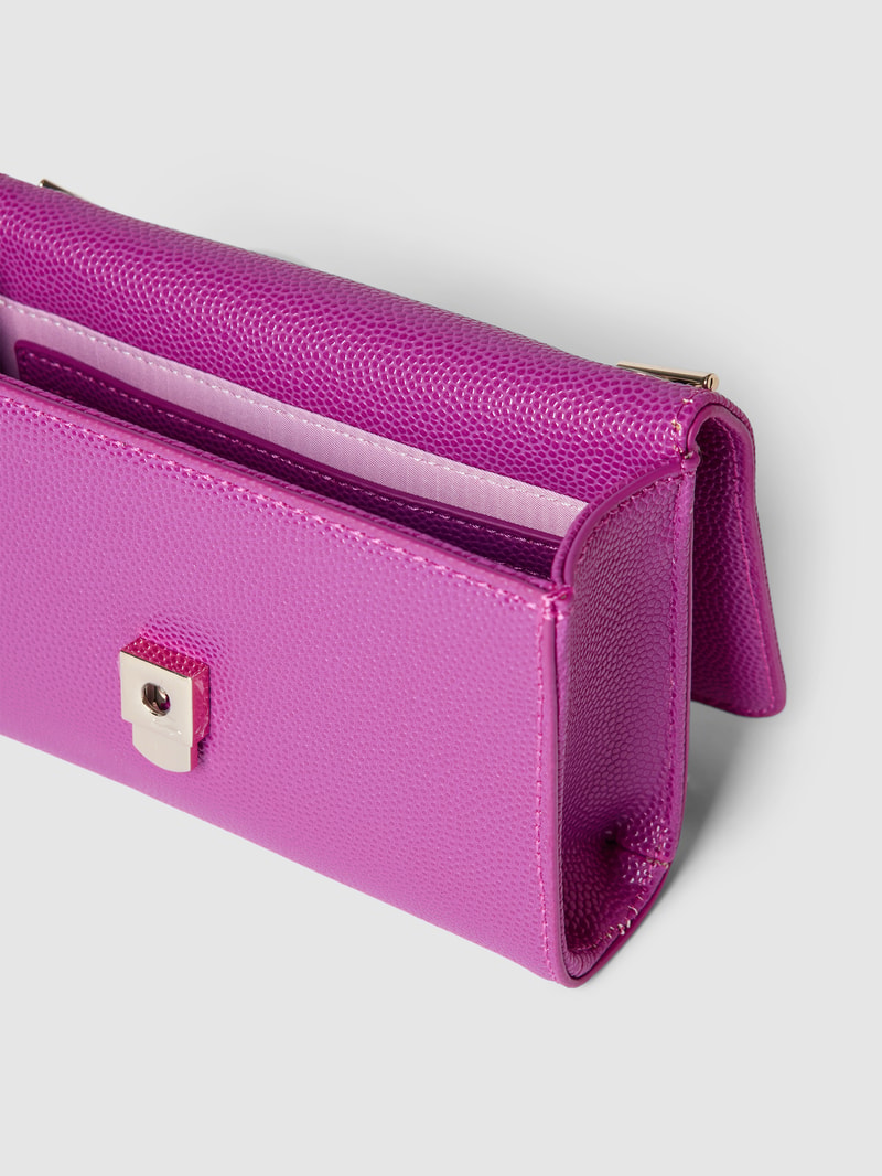 Clutch mit Label-Applikation Modell 'DIVINA' in fuchsia