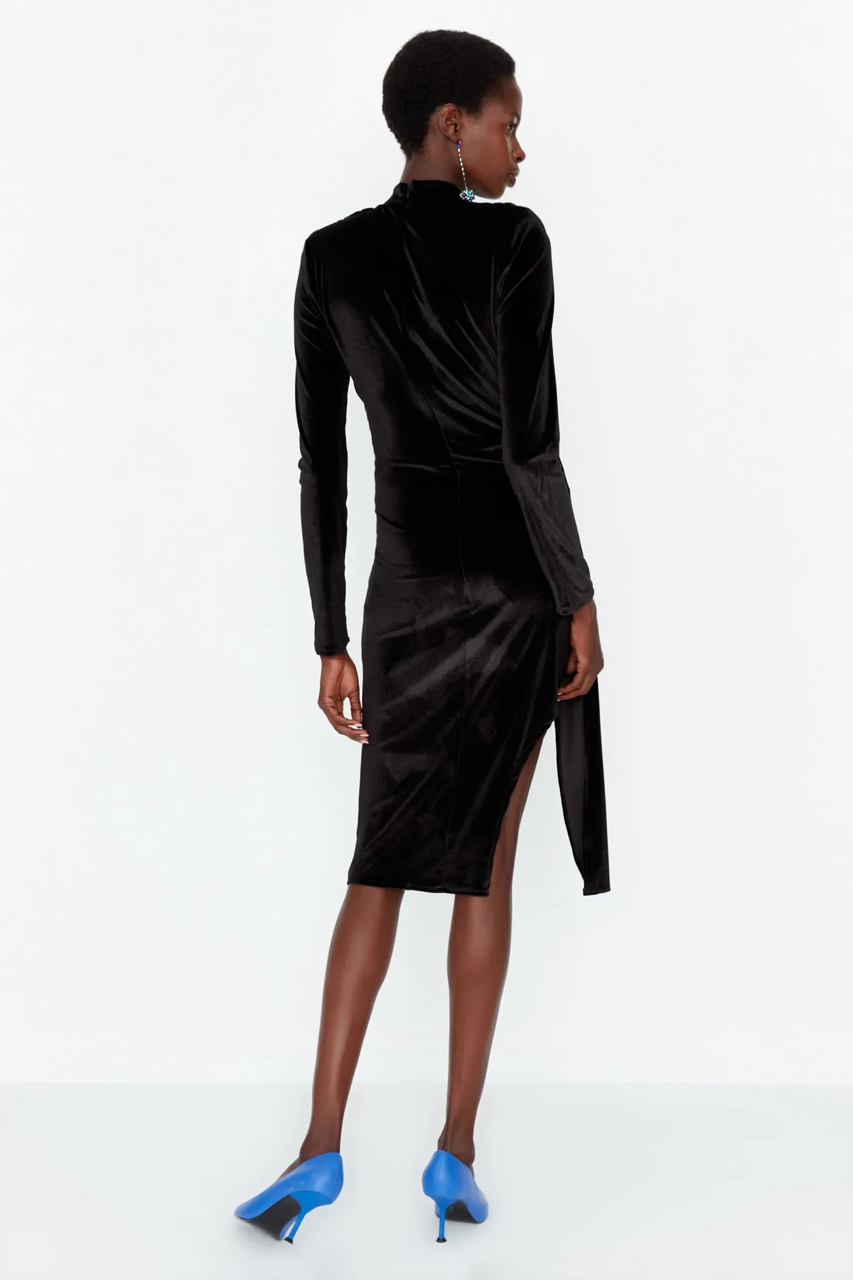 Trendyol Collection  Schwarzes, drapiertes, detailliertes Samt-Abendkleid TPRAW23EL00202
