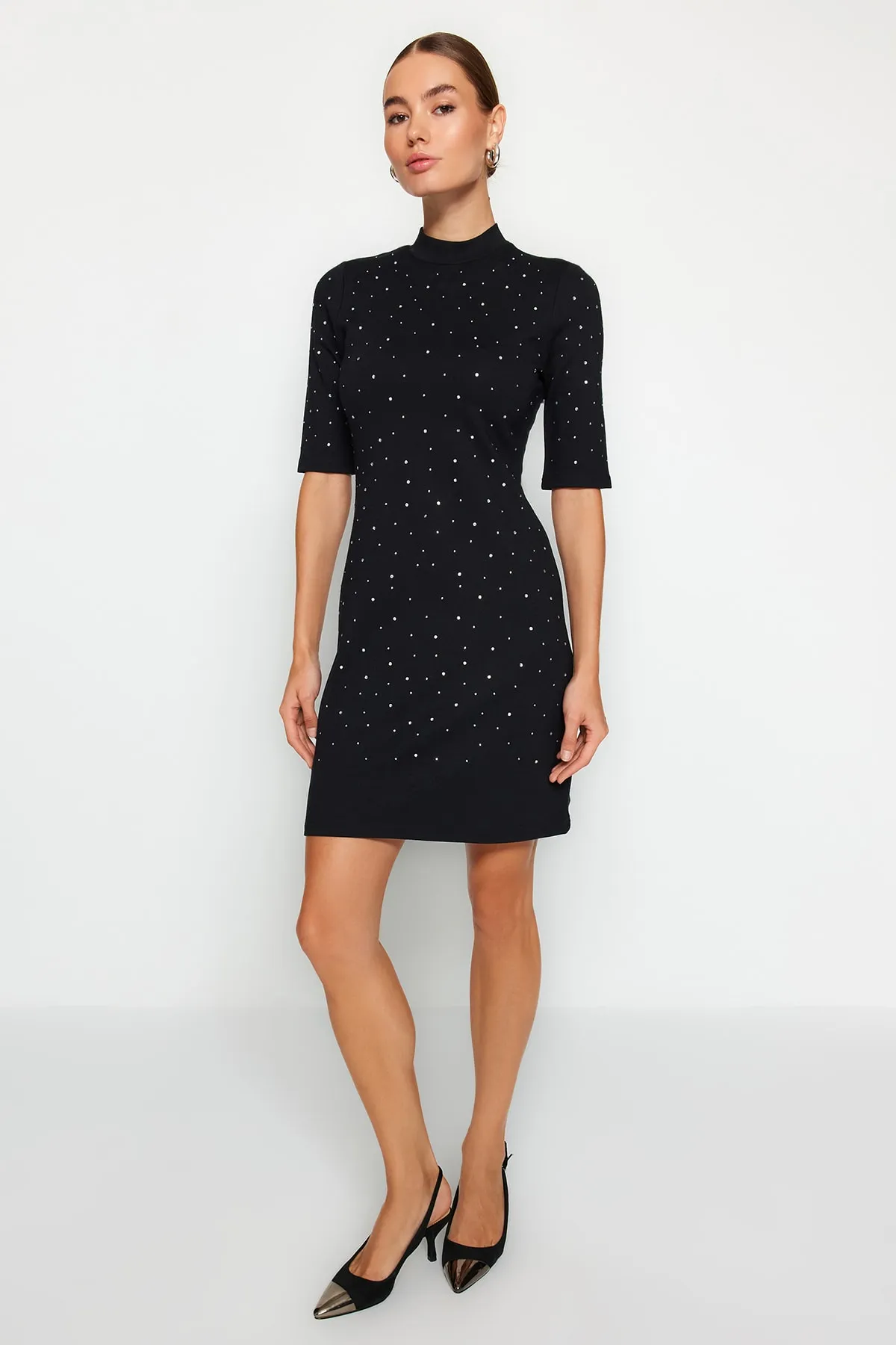 Trendyol Collection  Schwarzes, kurzärmliges Mini-Bleistiftkleid aus Strick mit Steindetail im Skater-/Gürtelstil TWOAW24EL00395