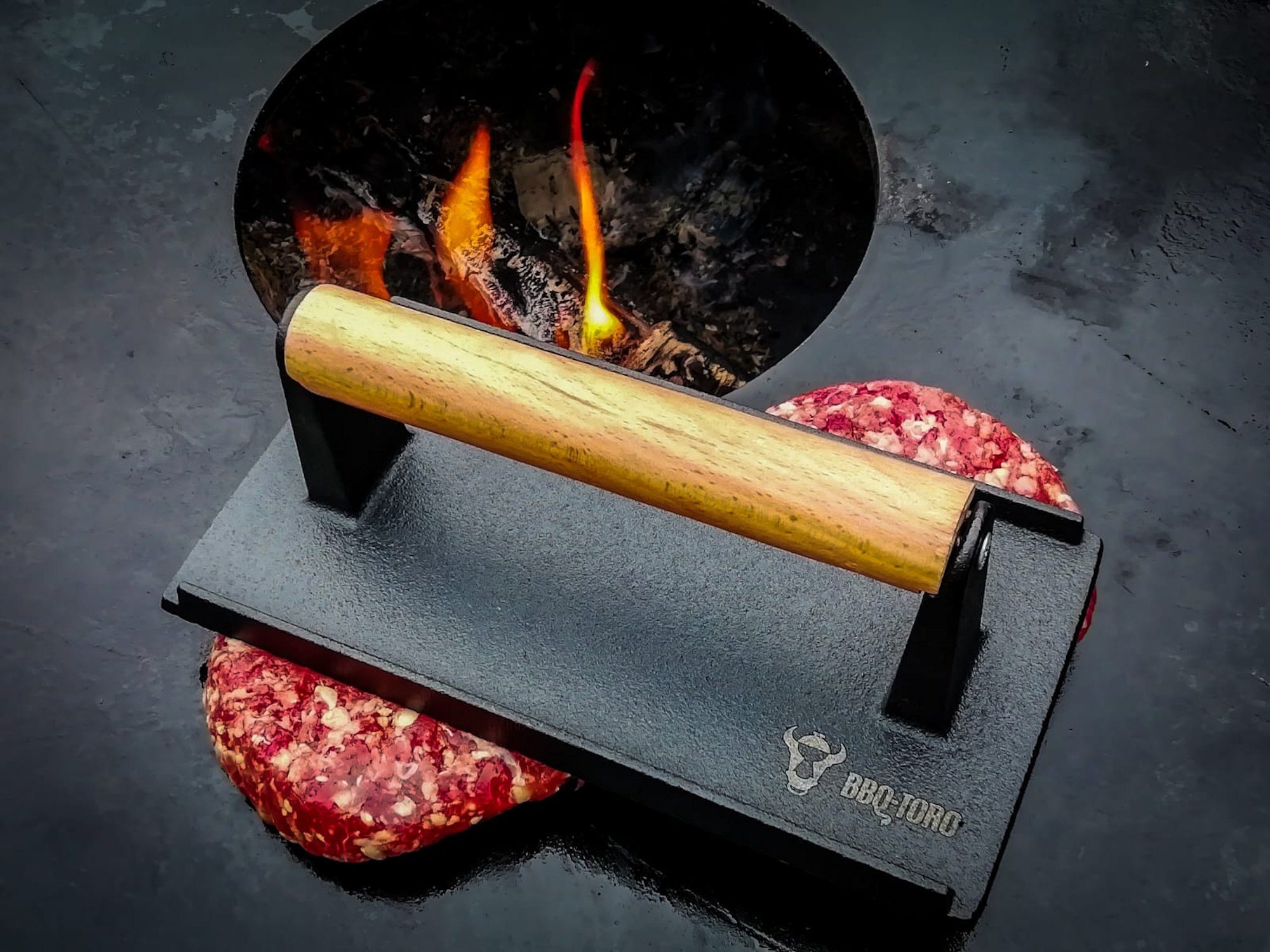 BBQ-Toro Burgerpresse 4er Set Gusseisen Fleischbeschwerer, 1 kg Grillgewicht mit Holzgriff (4 St), Gusseisen