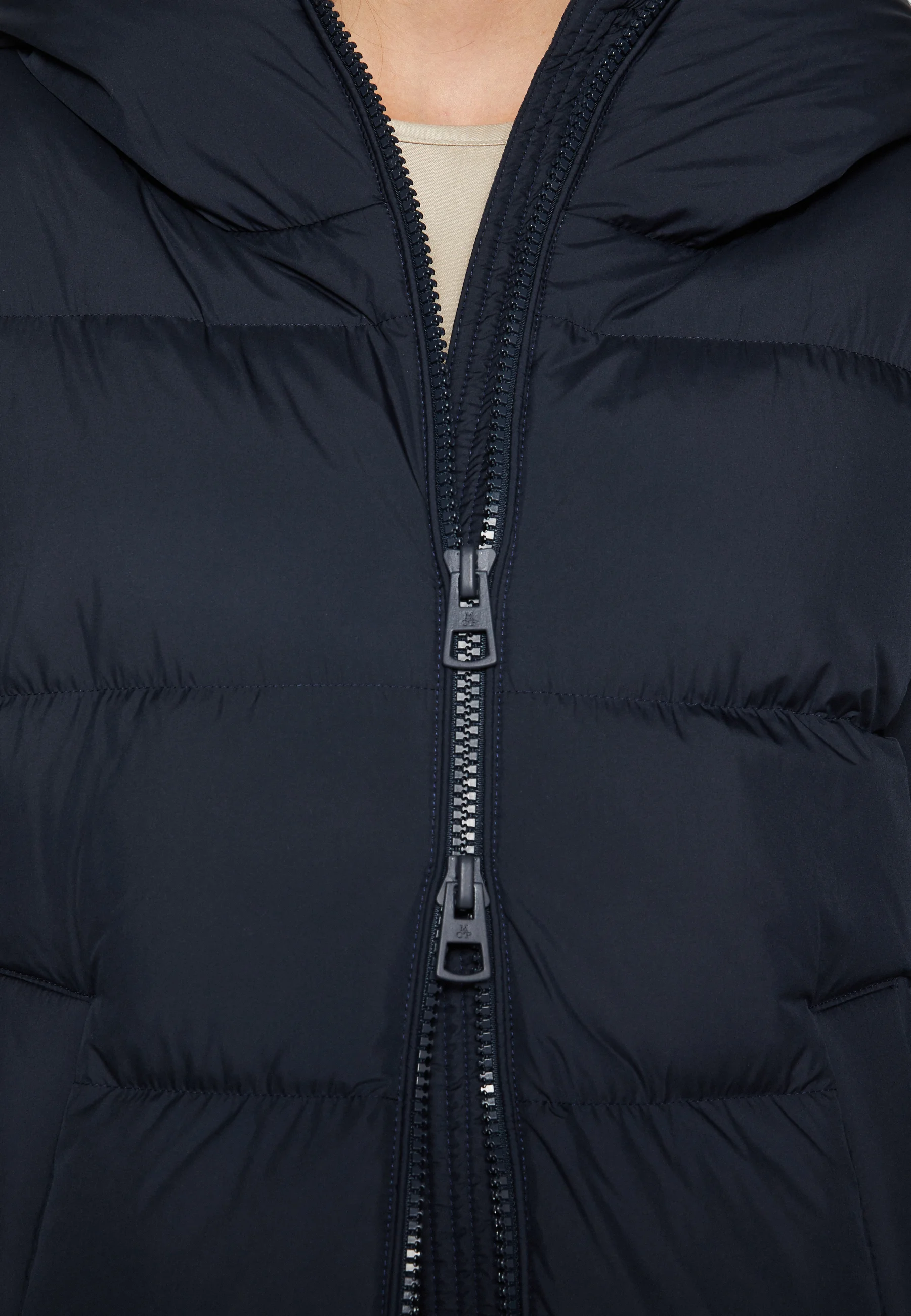Marc O'Polo CHAQUETA DE LARGO MEDIO CON CAPUCHA FIJA Y BOLSILLOS DE RIBETE - Chaqueta de plumas