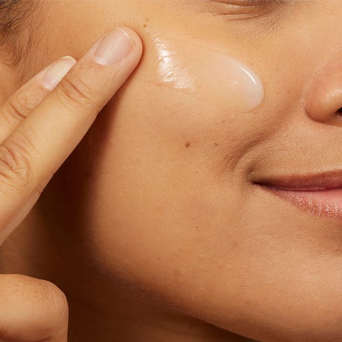 Gel hydratant ultra-léger. Texture rafraîchissante et légère, pour une sensation d'apesanteur sur la peau.