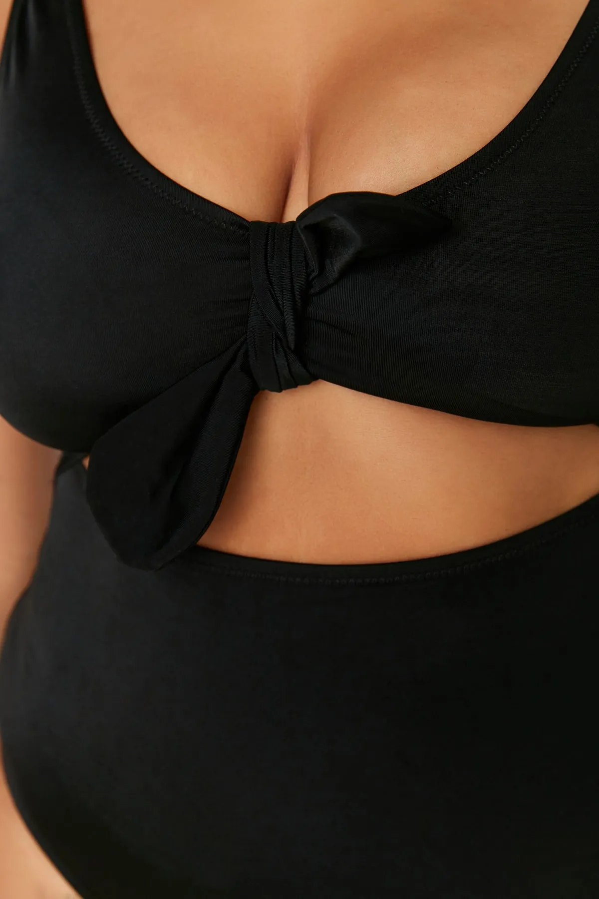 Trendyol Curve  Schwarzer Badeanzug mit tiefem V-Ausschnitt, Cut-Out und Überwurf zum Binden TBBSS22MA0302