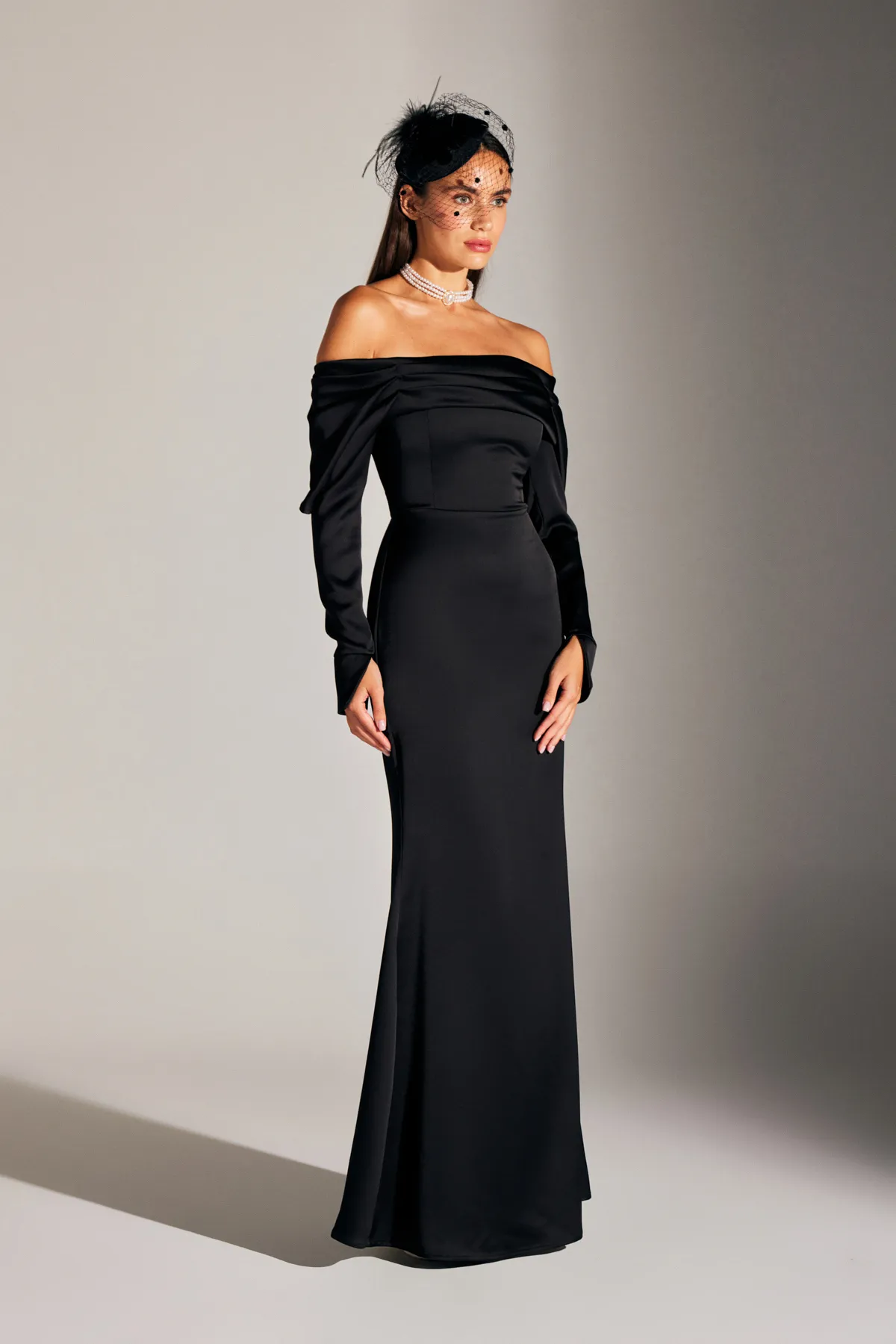BETTY & SAM  NEUES CLARA Abendkleid mit tiefem Schulter-Meerjungfrauenrock in Schwarz