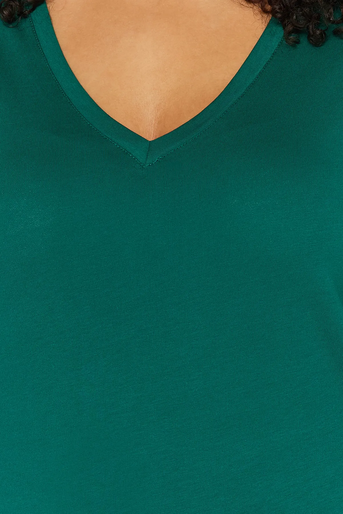 Trendyol Curve  Smaragdgrünes Basic-Strick-T-Shirt mit V-Ausschnitt TBBSS22BF0028