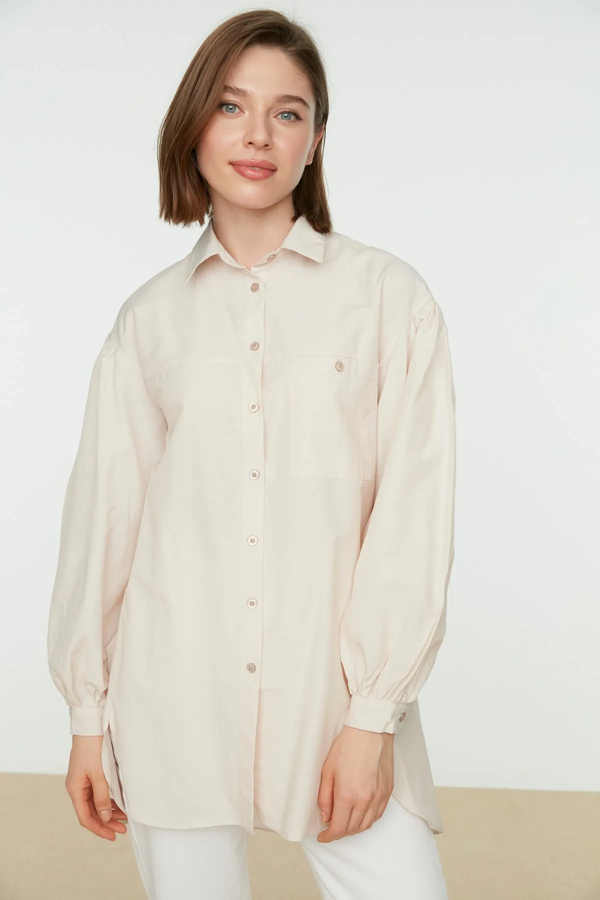 Trendyol Modest  Basic-Gewebtes Hemd mit steinfarbenen Ballonärmeln und langem Taschendetail auf der Rückseite TCTSS21GO0976