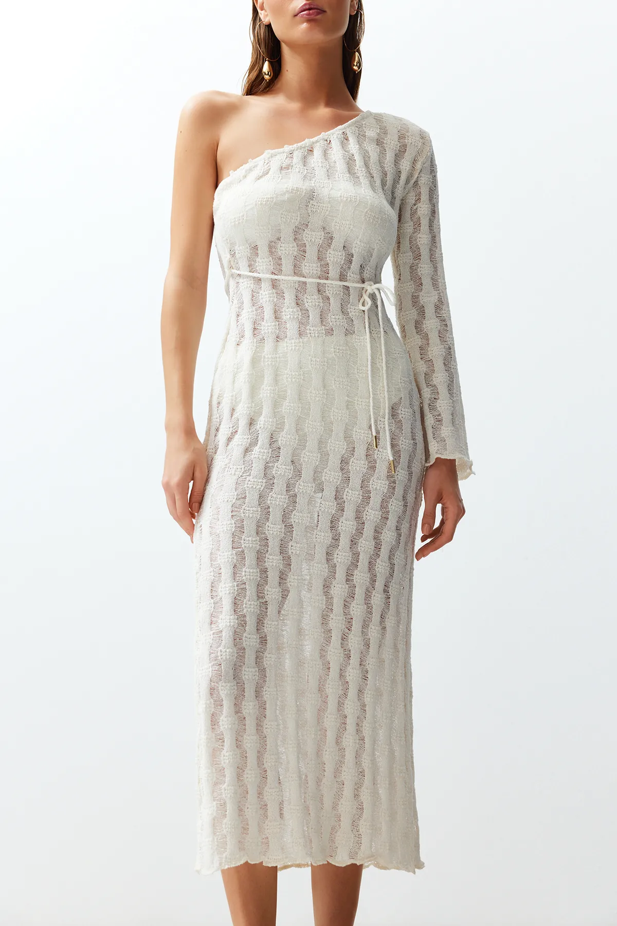 Trendyol Collection  Beigefarbenes One-Shoulder-Strandkleid im Maxi-Strick-Strick-Look mit Gürtel und Gürtel TBESS24EL00025