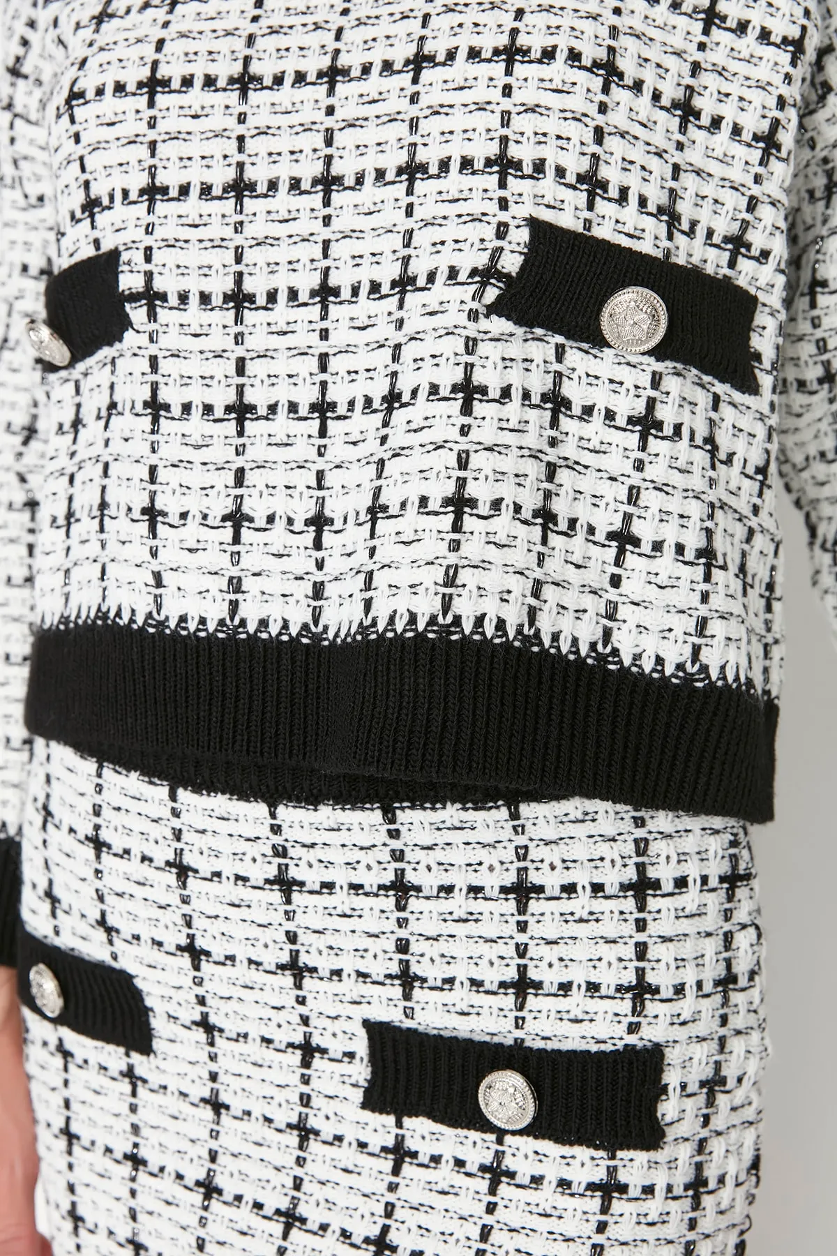 Trendyol Collection  Schwarzes Set aus Oberteil und Unterteil in Tweed-Optik mit Glitzer-Strickrock TWOAW21AU0003