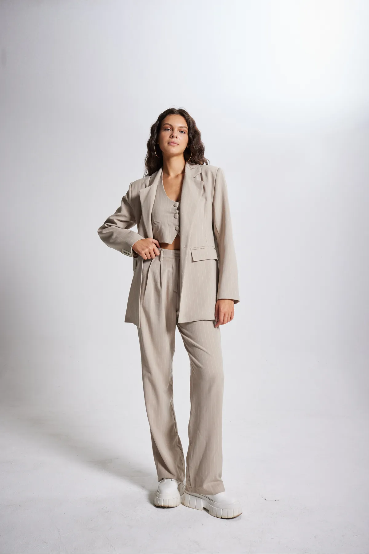 HOLLY LOLLY  Gestreifte Stoffhose mit hoher Taille in Beige