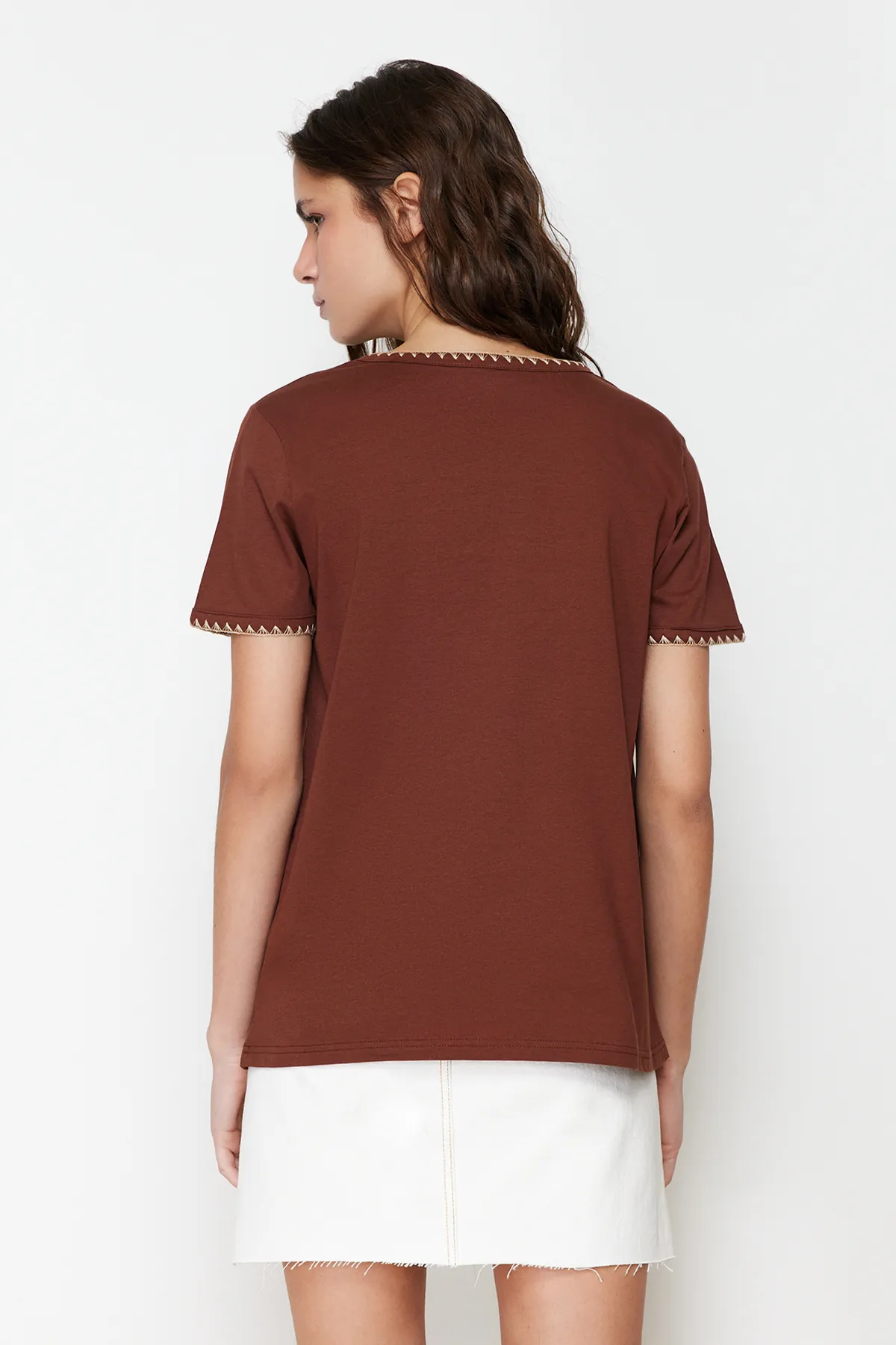Trendyol Collection  Braunes Basic-Strick-T-Shirt mit Rundhalsausschnitt, 100 % Baumwolle, Kontrastnähte, detailliertes TWOSS19AD0085