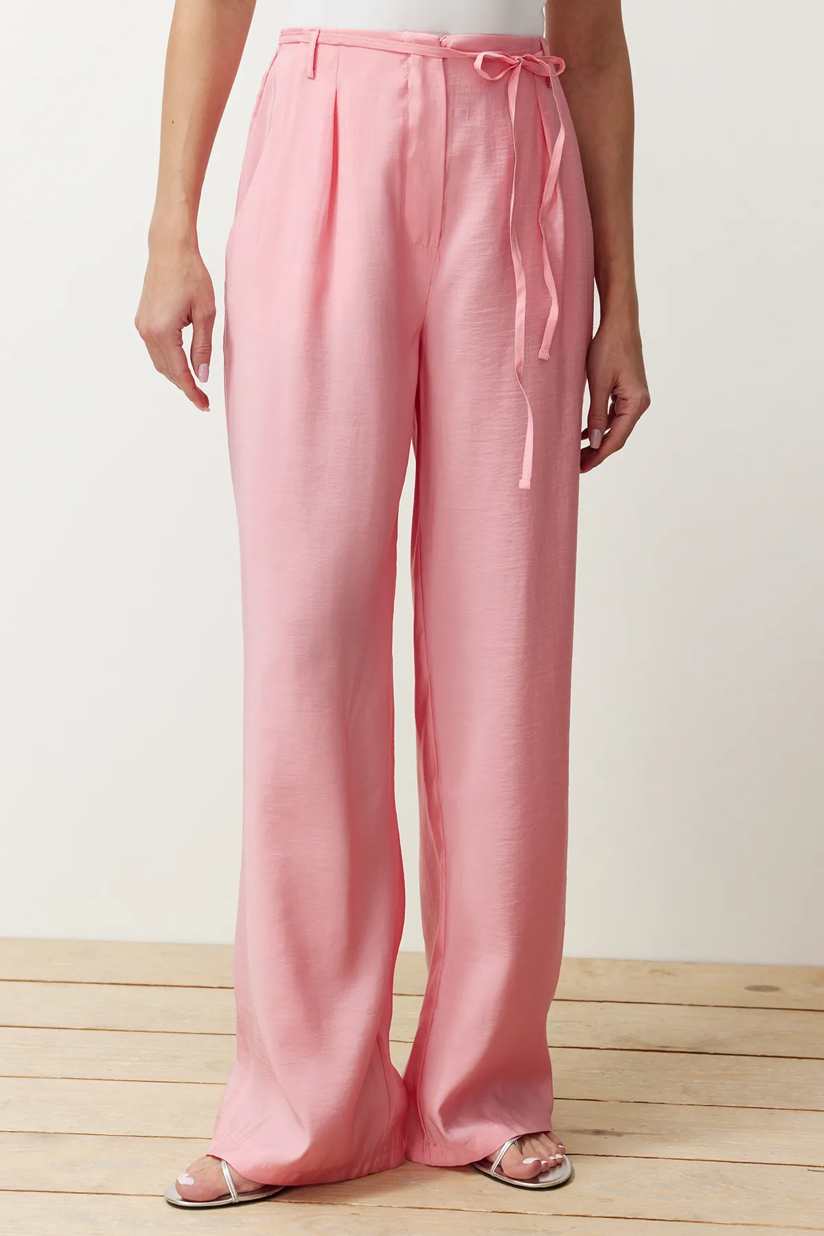 Trendyol Collection  Rosafarbene, gewebte Hose mit Modalanteil und dünnem Gürtel, plissiert, weit geschnitten, weites Bein TWOSS24PL00121