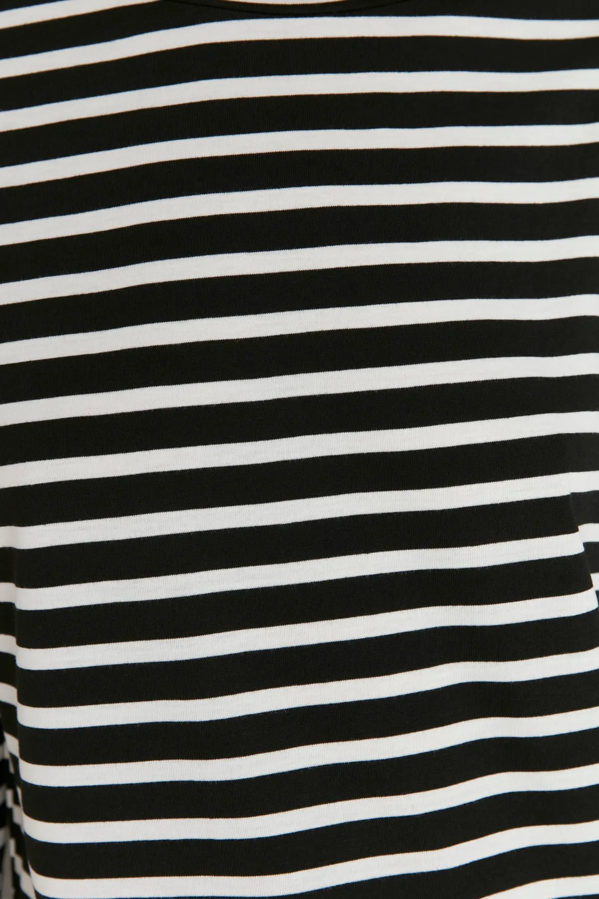 Trendyol Collection  Schwarz gestreiftes Basic-Strick-T-Shirt mit normalem/normalem Muster und Rundhalsausschnitt TWOAW23TS00002