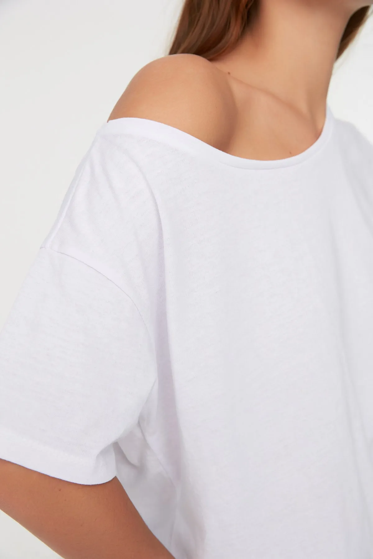 Trendyol Collection  Weißes Boyfriend-Strick-T-Shirt mit U-Boot-Ausschnitt und weiter Passform aus 100 % Baumwolle TWOSS20TS0140