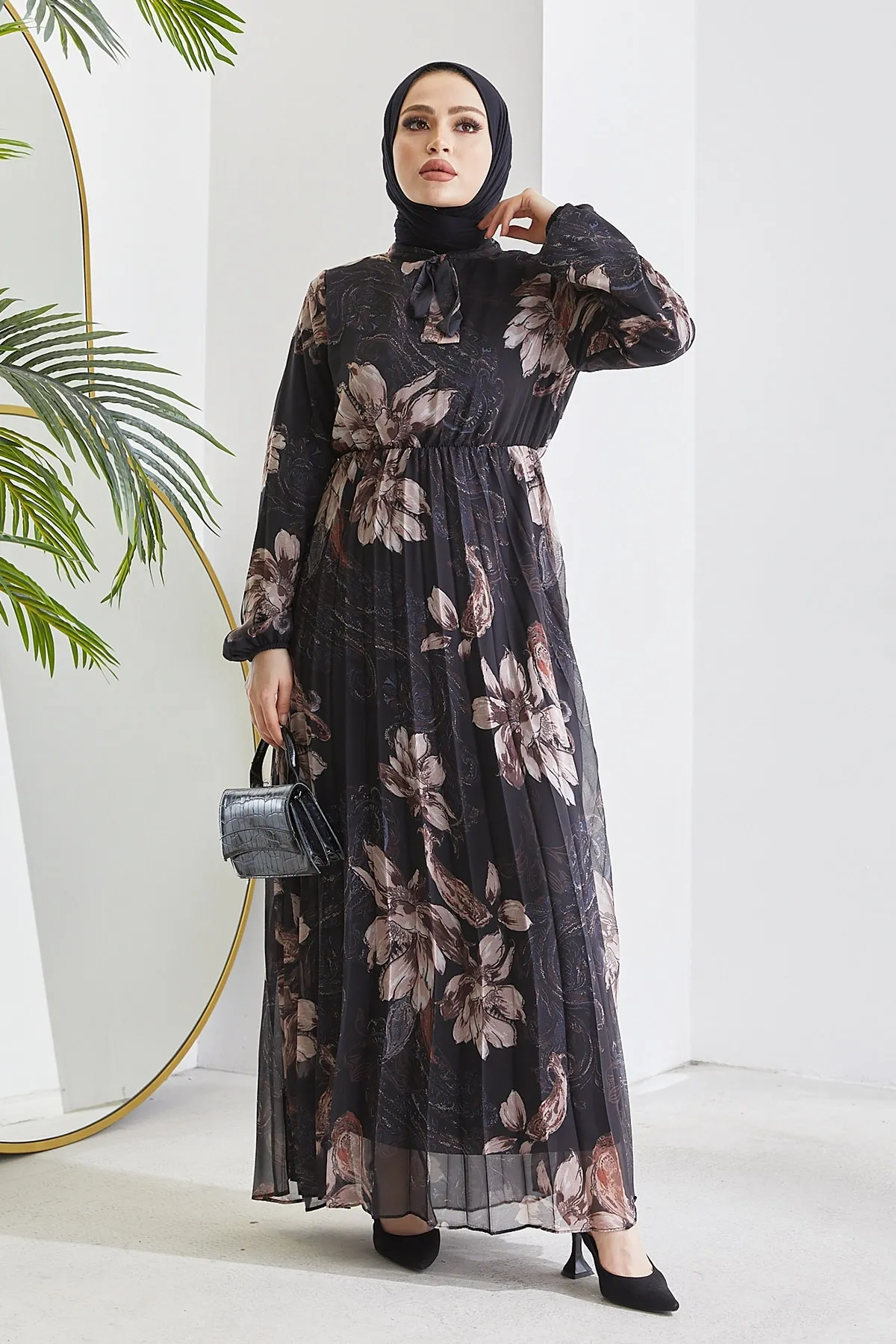 InStyle  Serena Hijab-Kleid aus plissiertem Chiffon mit Blumenmuster – Schwarz
