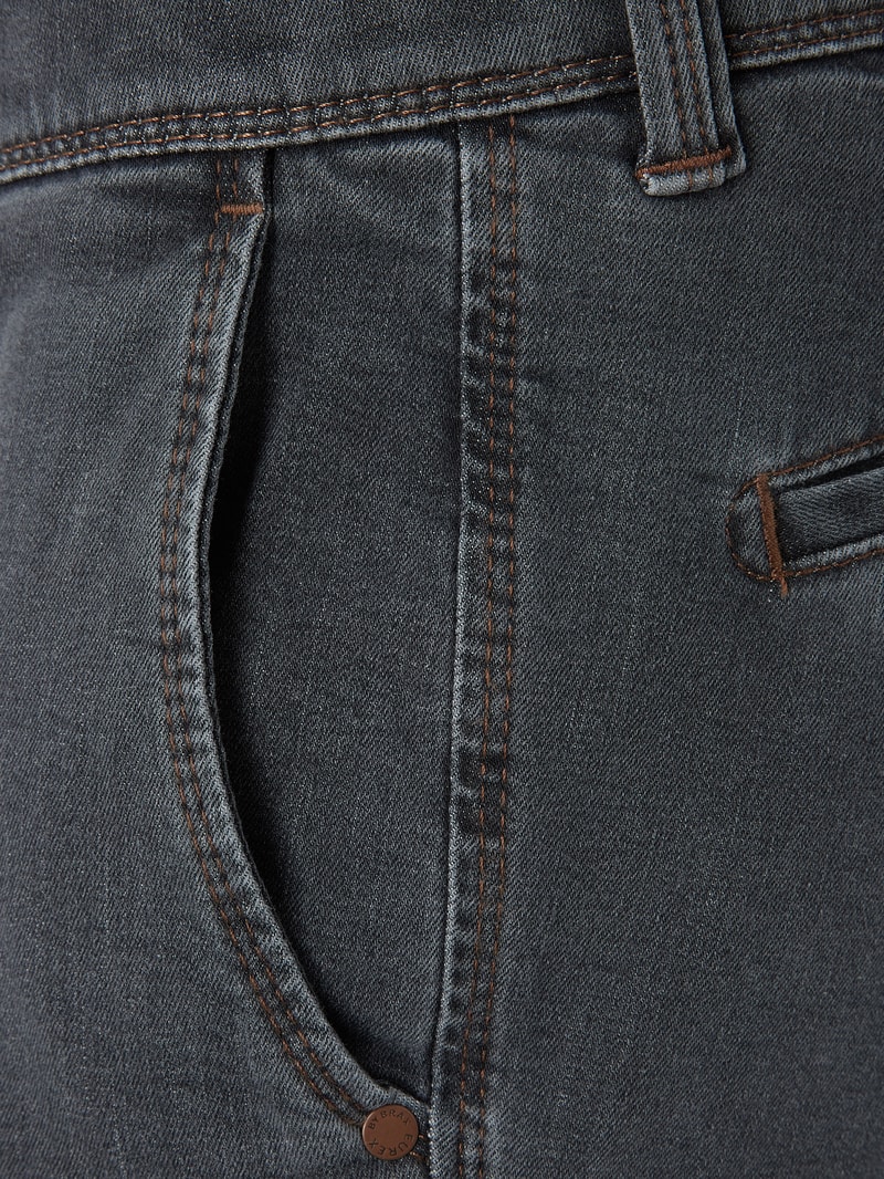 Jeans mit Label-Patch in mittelgrau meliert