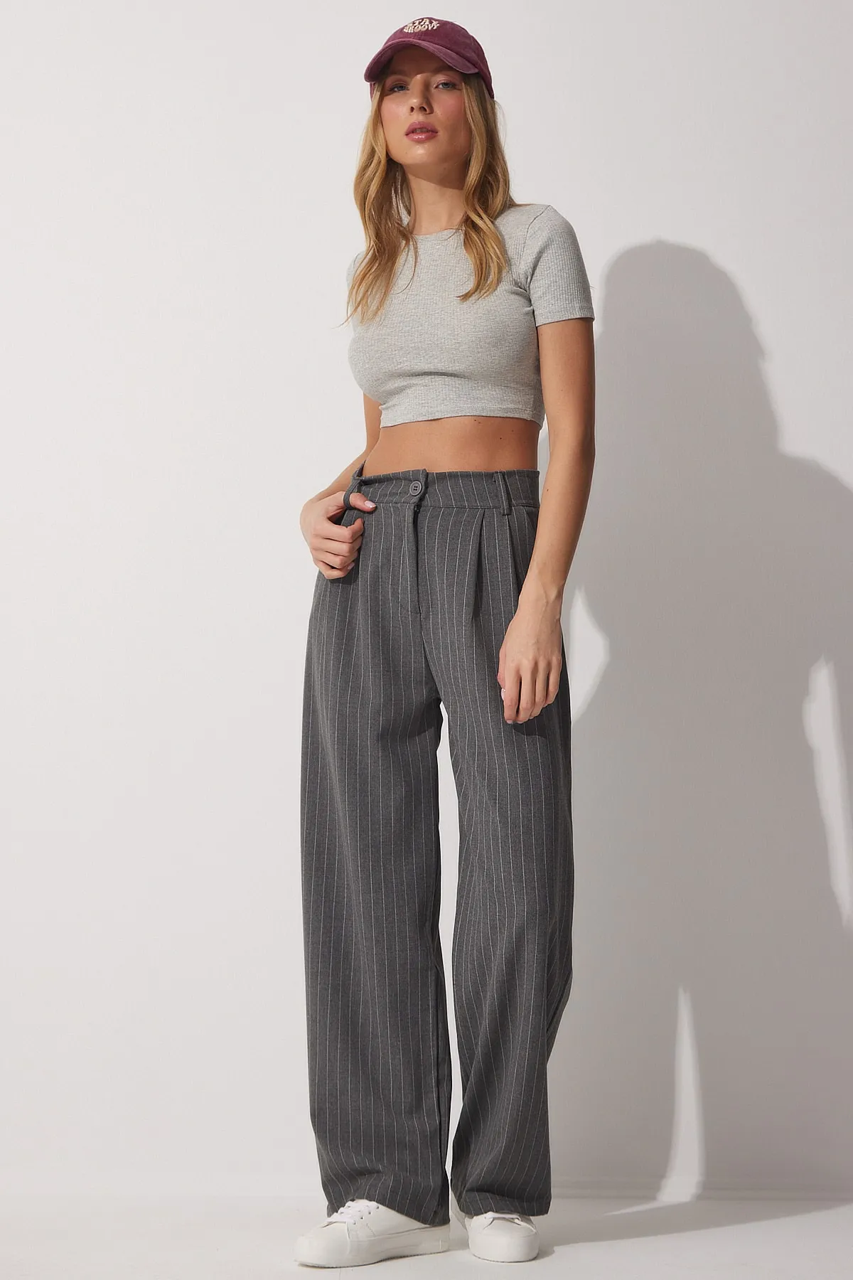 Happiness İstanbul  Graue, dünn gestreifte Darts-Hose mit weitem Bein für Damen HF00416