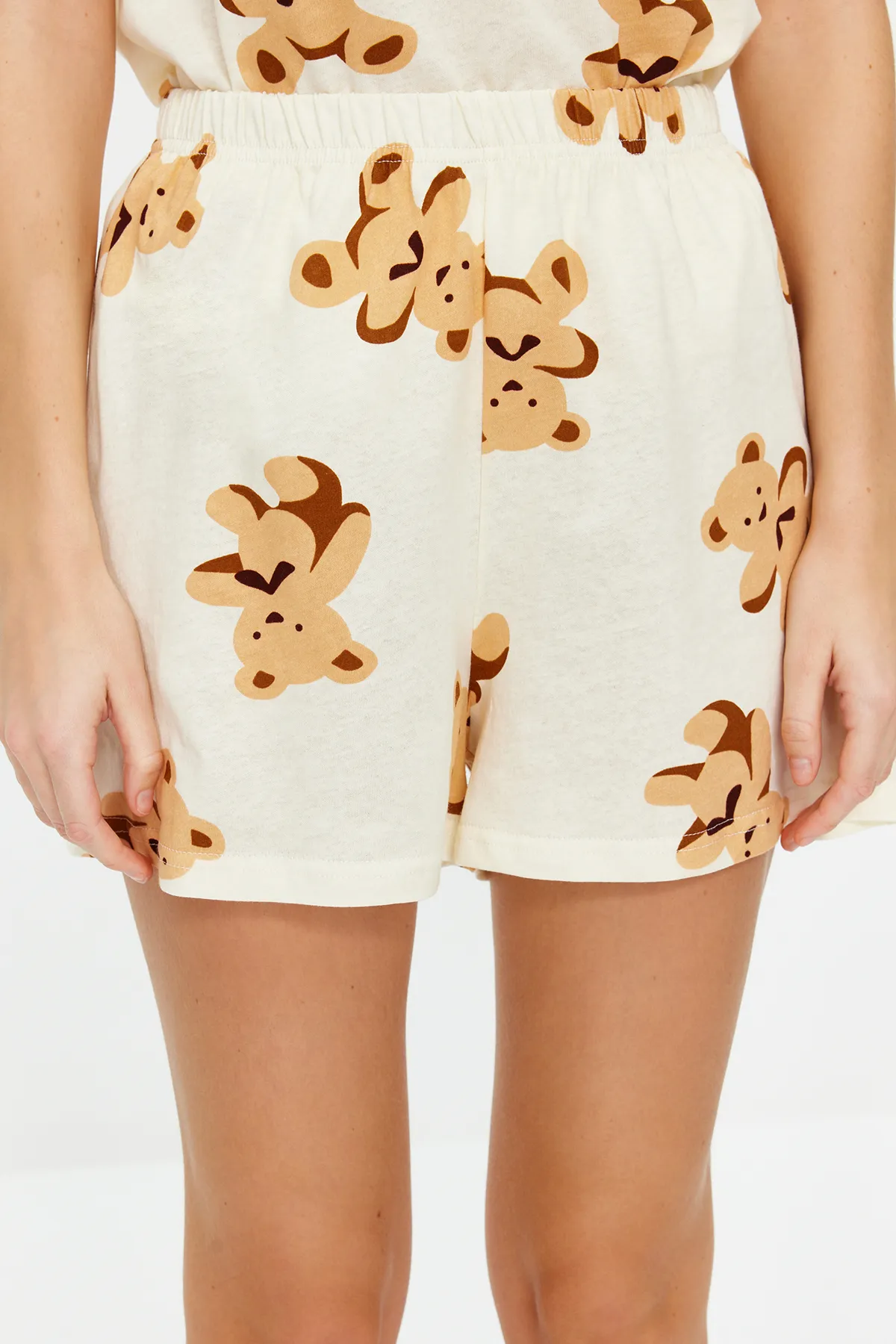 Trendyol Collection  Ecrufarbenes Strick-Pyjama-Set aus 100 % Baumwolle mit Teddybär-Muster THMSS24PT00000