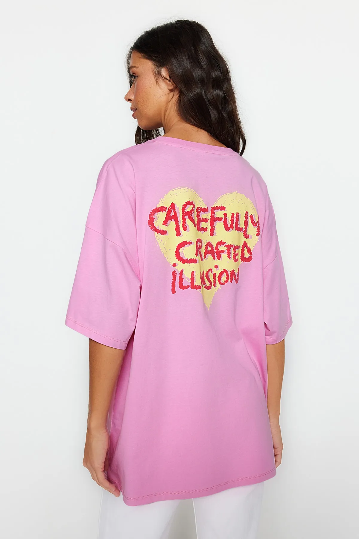 Trendyol Collection  Rosafarbenes Strick-T-Shirt aus 100 % Baumwolle mit geprägtem Print auf der Vorder- und Rückseite in Übergröße/weitem Muster TWOSS23TS00355
