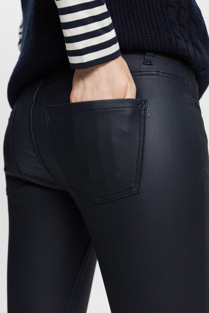 Beschichtete Hose mit schmalem Bein und mittlerer Bundhöhe