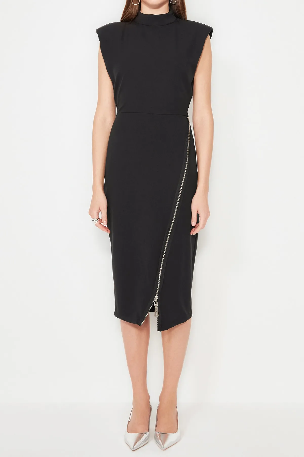 Trendyol Collection  Schwarzes, figurbetontes, elegantes Abendkleid mit gewebten Accessoires TPRAW23EL00169