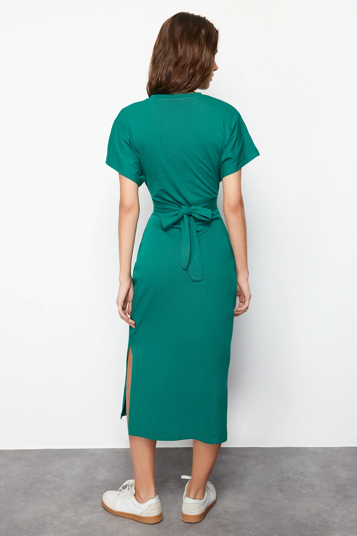Trendyol Collection  Smaragdgrünes, tailliertes Midi-Bleistiftkleid aus 100 % Baumwolle mit Schlitz und Bindedetail TWOSS21EL0404