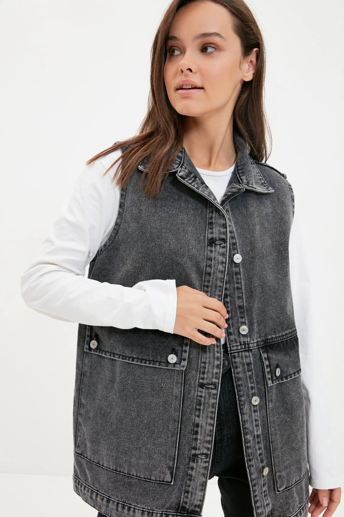 Trendyol Collection  Anthrazitfarbene Jeansjacke mit Hemdkragen und Taschendetail aus 100 % Baumwolle TCTAW22CK0006